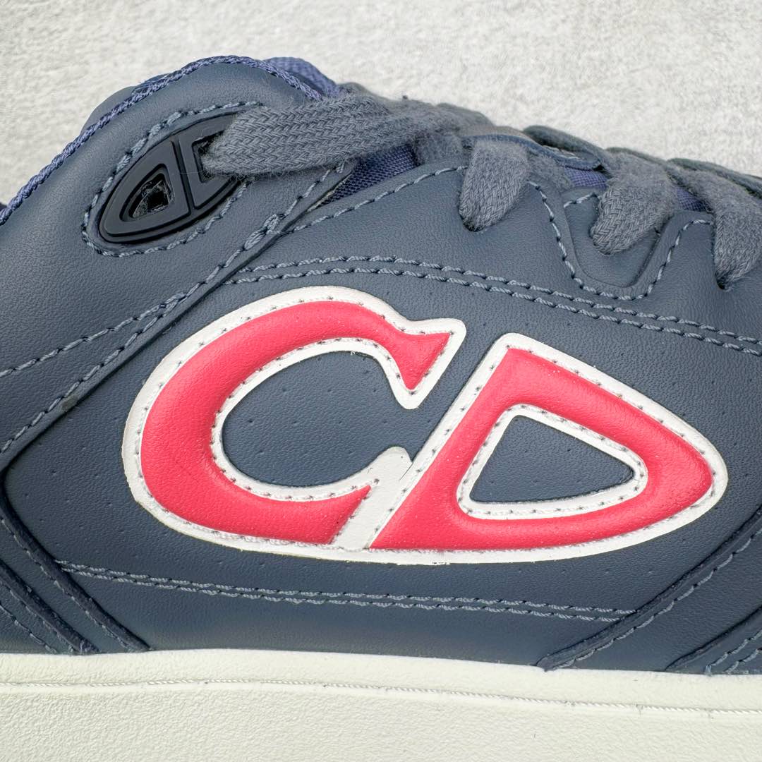 图片[15]-＃零售版 STONE ISLAND x Dior B57系列 石头岛联名迪奥情侣款休闲运动鞋CD滑板鞋 原版购入开发 这款B57中帮运动鞋是二零二四春季男装系列新品 重新诠释篮球鞋设计 成为 Dior 的经典单品 采用灰色和白色光滑牛皮革精心制作 侧面饰以米色和黑色 Oblique 印花标志 鞋舌、鞋底和后侧饰以各种特色细节提升格调 而孔眼细节、缉面线和橡胶镶片更是突显其运动风格的动感魅力 带有双色橡胶鞋底 可搭配各式服饰 打造精致造型 尺码：35-46-选品中心