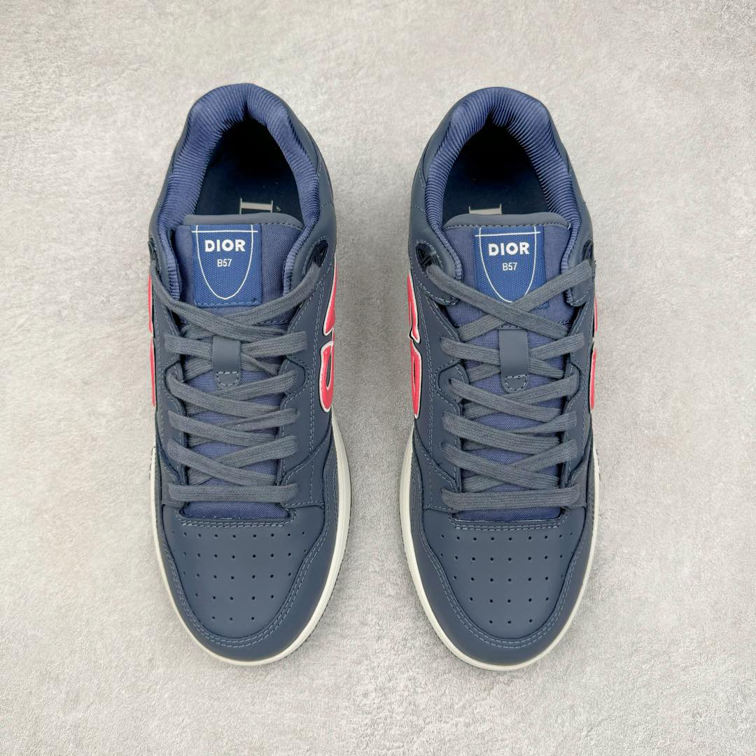 图片[2]-＃零售版 STONE ISLAND x Dior B57系列 石头岛联名迪奥情侣款休闲运动鞋CD滑板鞋 原版购入开发 这款B57中帮运动鞋是二零二四春季男装系列新品 重新诠释篮球鞋设计 成为 Dior 的经典单品 采用灰色和白色光滑牛皮革精心制作 侧面饰以米色和黑色 Oblique 印花标志 鞋舌、鞋底和后侧饰以各种特色细节提升格调 而孔眼细节、缉面线和橡胶镶片更是突显其运动风格的动感魅力 带有双色橡胶鞋底 可搭配各式服饰 打造精致造型 尺码：35-46-选品中心