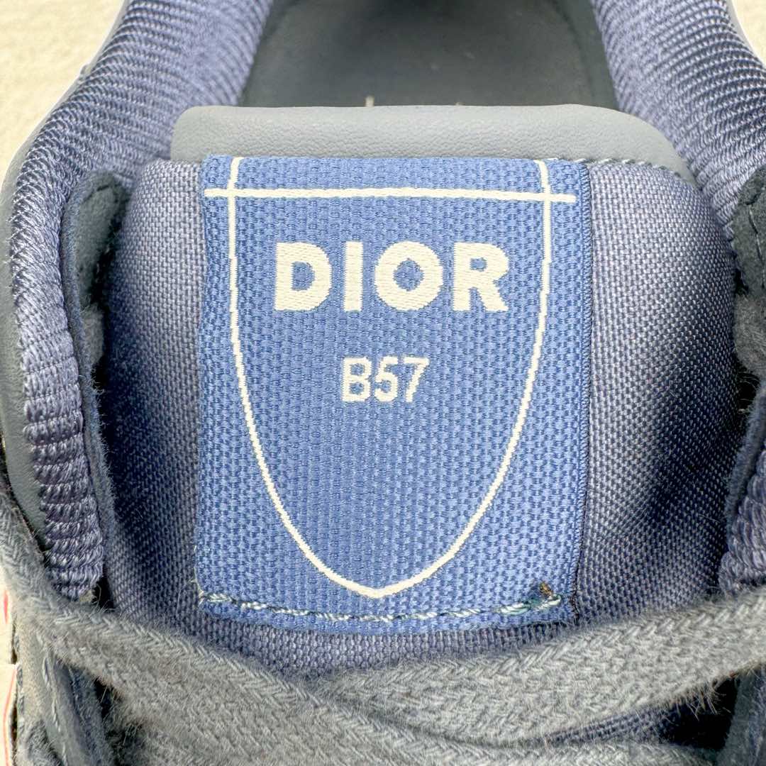 图片[12]-＃零售版 STONE ISLAND x Dior B57系列 石头岛联名迪奥情侣款休闲运动鞋CD滑板鞋 原版购入开发 这款B57中帮运动鞋是二零二四春季男装系列新品 重新诠释篮球鞋设计 成为 Dior 的经典单品 采用灰色和白色光滑牛皮革精心制作 侧面饰以米色和黑色 Oblique 印花标志 鞋舌、鞋底和后侧饰以各种特色细节提升格调 而孔眼细节、缉面线和橡胶镶片更是突显其运动风格的动感魅力 带有双色橡胶鞋底 可搭配各式服饰 打造精致造型 尺码：35-46-选品中心