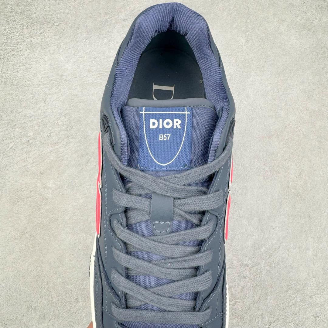图片[5]-＃零售版 STONE ISLAND x Dior B57系列 石头岛联名迪奥情侣款休闲运动鞋CD滑板鞋 原版购入开发 这款B57中帮运动鞋是二零二四春季男装系列新品 重新诠释篮球鞋设计 成为 Dior 的经典单品 采用灰色和白色光滑牛皮革精心制作 侧面饰以米色和黑色 Oblique 印花标志 鞋舌、鞋底和后侧饰以各种特色细节提升格调 而孔眼细节、缉面线和橡胶镶片更是突显其运动风格的动感魅力 带有双色橡胶鞋底 可搭配各式服饰 打造精致造型 尺码：35-46-选品中心
