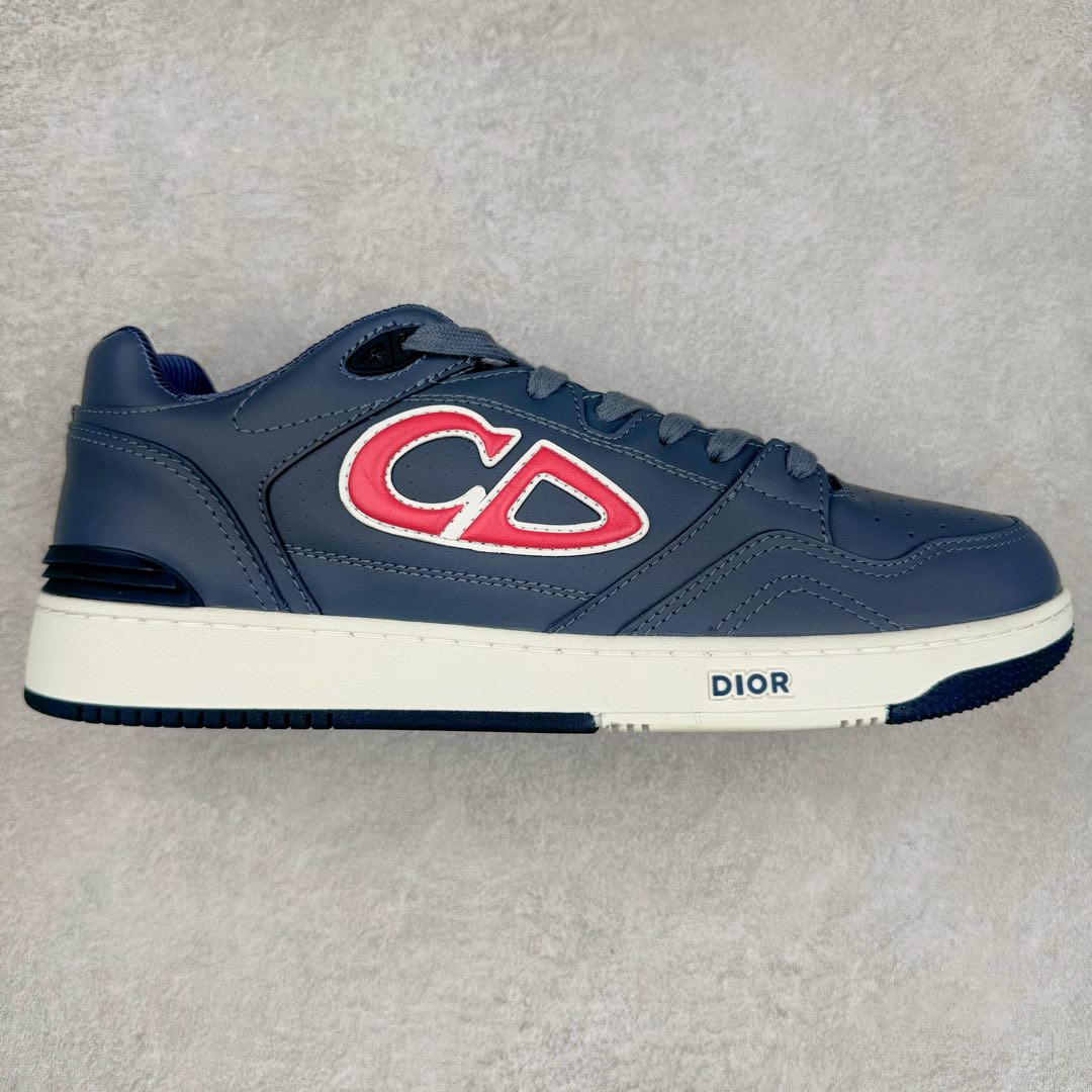 ＃零售版 STONE ISLAND x Dior B57系列 石头岛联名迪奥情侣款休闲运动鞋CD滑板鞋 原版购入开发 这款B57中帮运动鞋是二零二四春季男装系列新品 重新诠释篮球鞋设计 成为 Dior 的经典单品 采用灰色和白色光滑牛皮革精心制作 侧面饰以米色和黑色 Oblique 印花标志 鞋舌、鞋底和后侧饰以各种特色细节提升格调 而孔眼细节、缉面线和橡胶镶片更是突显其运动风格的动感魅力 带有双色橡胶鞋底 可搭配各式服饰 打造精致造型 尺码：35-46-选品中心