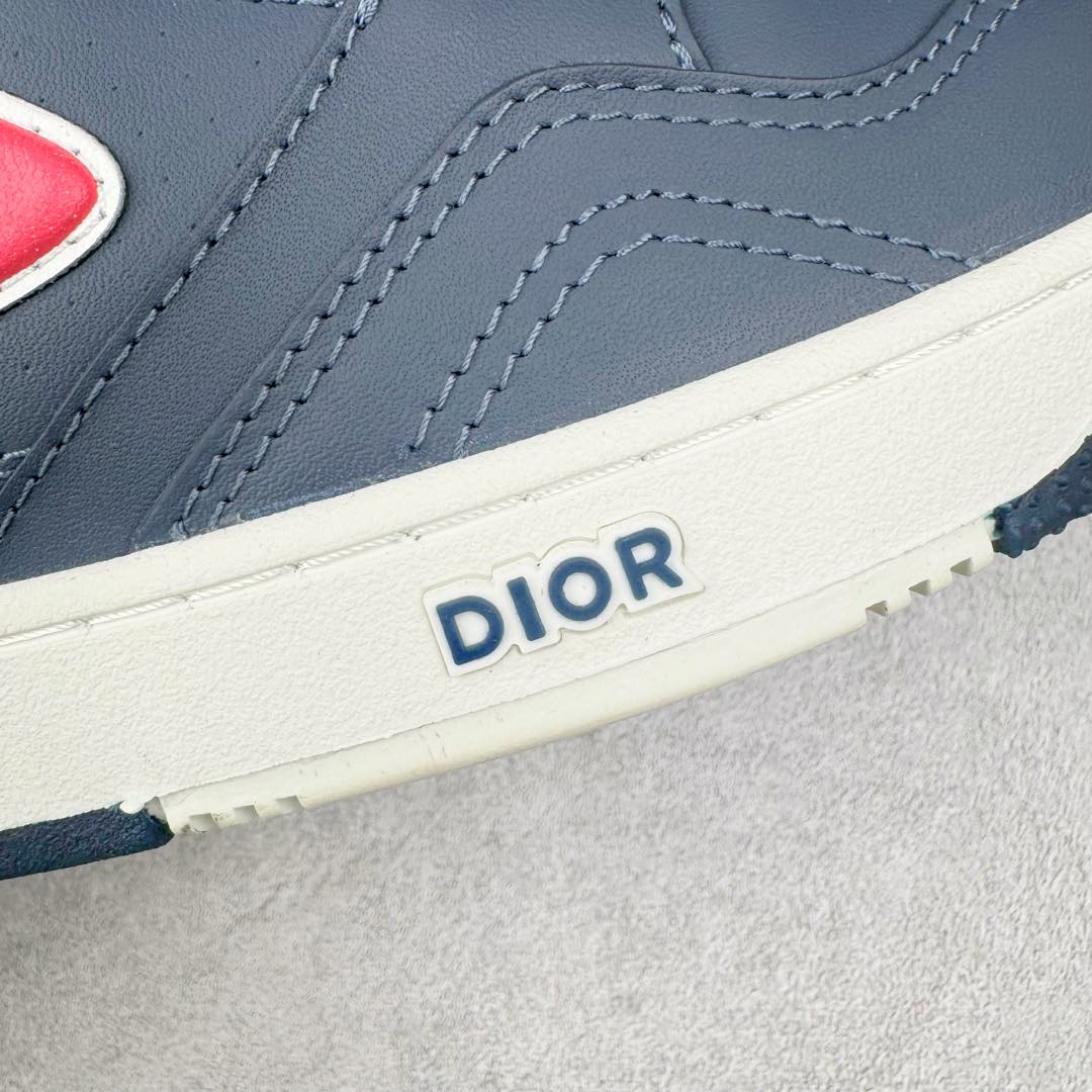 图片[16]-＃零售版 STONE ISLAND x Dior B57系列 石头岛联名迪奥情侣款休闲运动鞋CD滑板鞋 原版购入开发 这款B57中帮运动鞋是二零二四春季男装系列新品 重新诠释篮球鞋设计 成为 Dior 的经典单品 采用灰色和白色光滑牛皮革精心制作 侧面饰以米色和黑色 Oblique 印花标志 鞋舌、鞋底和后侧饰以各种特色细节提升格调 而孔眼细节、缉面线和橡胶镶片更是突显其运动风格的动感魅力 带有双色橡胶鞋底 可搭配各式服饰 打造精致造型 尺码：35-46-选品中心