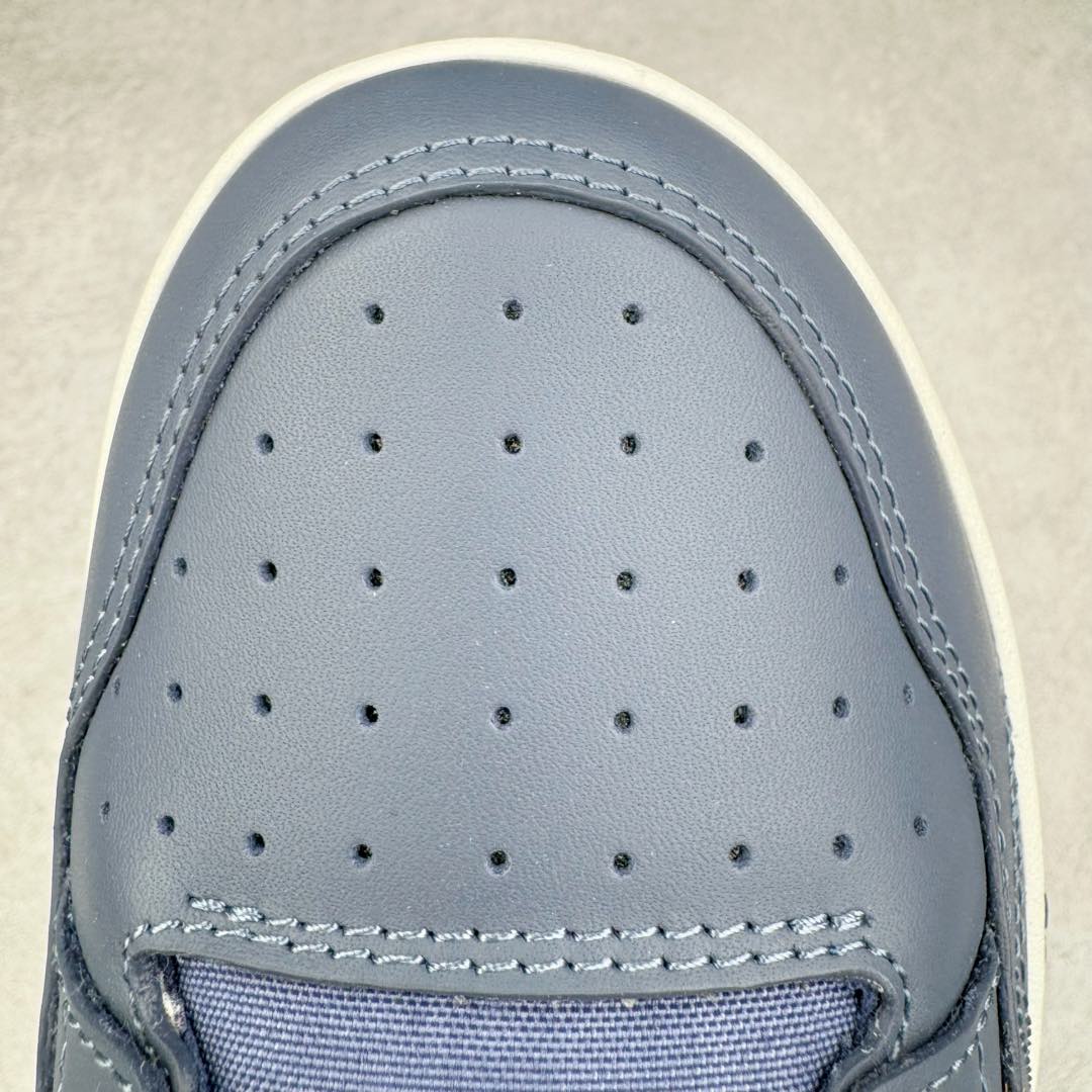 图片[13]-＃零售版 STONE ISLAND x Dior B57系列 石头岛联名迪奥情侣款休闲运动鞋CD滑板鞋 原版购入开发 这款B57中帮运动鞋是二零二四春季男装系列新品 重新诠释篮球鞋设计 成为 Dior 的经典单品 采用灰色和白色光滑牛皮革精心制作 侧面饰以米色和黑色 Oblique 印花标志 鞋舌、鞋底和后侧饰以各种特色细节提升格调 而孔眼细节、缉面线和橡胶镶片更是突显其运动风格的动感魅力 带有双色橡胶鞋底 可搭配各式服饰 打造精致造型 尺码：35-46-选品中心