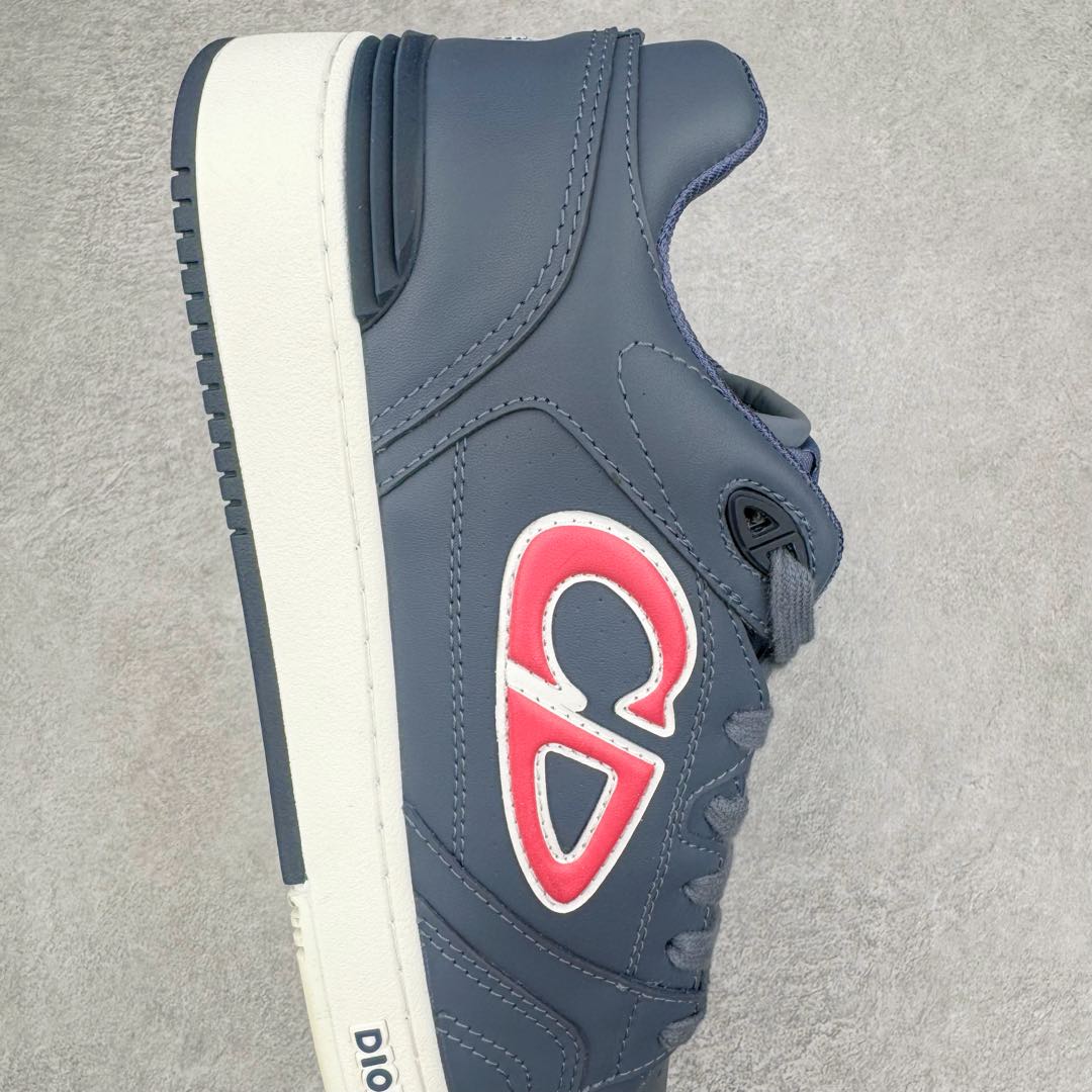 图片[6]-＃零售版 STONE ISLAND x Dior B57系列 石头岛联名迪奥情侣款休闲运动鞋CD滑板鞋 原版购入开发 这款B57中帮运动鞋是二零二四春季男装系列新品 重新诠释篮球鞋设计 成为 Dior 的经典单品 采用灰色和白色光滑牛皮革精心制作 侧面饰以米色和黑色 Oblique 印花标志 鞋舌、鞋底和后侧饰以各种特色细节提升格调 而孔眼细节、缉面线和橡胶镶片更是突显其运动风格的动感魅力 带有双色橡胶鞋底 可搭配各式服饰 打造精致造型 尺码：35-46-选品中心