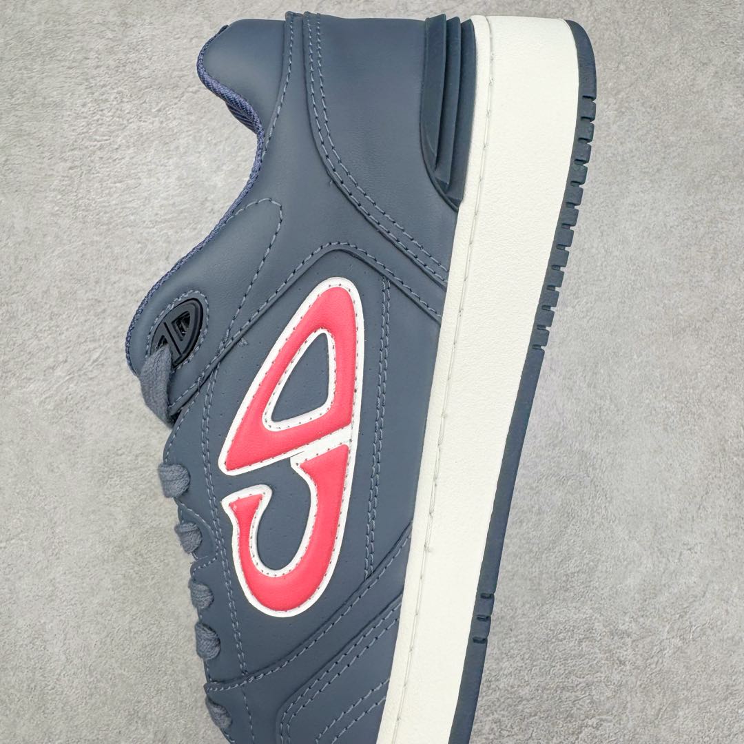 图片[7]-＃零售版 STONE ISLAND x Dior B57系列 石头岛联名迪奥情侣款休闲运动鞋CD滑板鞋 原版购入开发 这款B57中帮运动鞋是二零二四春季男装系列新品 重新诠释篮球鞋设计 成为 Dior 的经典单品 采用灰色和白色光滑牛皮革精心制作 侧面饰以米色和黑色 Oblique 印花标志 鞋舌、鞋底和后侧饰以各种特色细节提升格调 而孔眼细节、缉面线和橡胶镶片更是突显其运动风格的动感魅力 带有双色橡胶鞋底 可搭配各式服饰 打造精致造型 尺码：35-46-选品中心