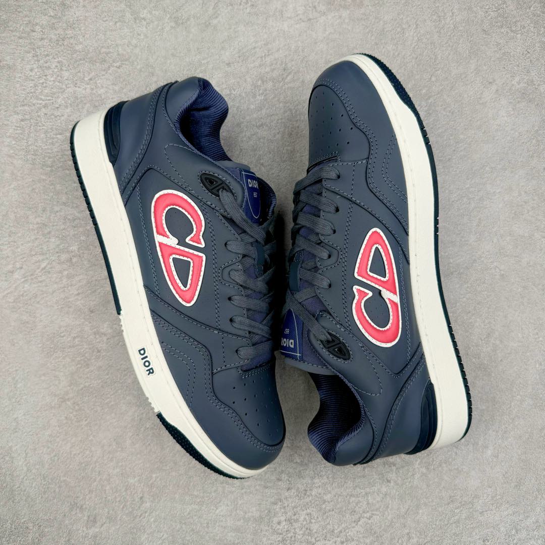 图片[3]-＃零售版 STONE ISLAND x Dior B57系列 石头岛联名迪奥情侣款休闲运动鞋CD滑板鞋 原版购入开发 这款B57中帮运动鞋是二零二四春季男装系列新品 重新诠释篮球鞋设计 成为 Dior 的经典单品 采用灰色和白色光滑牛皮革精心制作 侧面饰以米色和黑色 Oblique 印花标志 鞋舌、鞋底和后侧饰以各种特色细节提升格调 而孔眼细节、缉面线和橡胶镶片更是突显其运动风格的动感魅力 带有双色橡胶鞋底 可搭配各式服饰 打造精致造型 尺码：35-46-选品中心