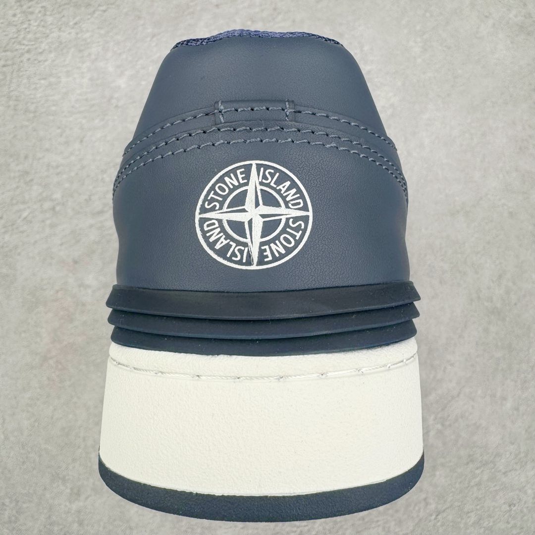 图片[8]-＃零售版 STONE ISLAND x Dior B57系列 石头岛联名迪奥情侣款休闲运动鞋CD滑板鞋 原版购入开发 这款B57中帮运动鞋是二零二四春季男装系列新品 重新诠释篮球鞋设计 成为 Dior 的经典单品 采用灰色和白色光滑牛皮革精心制作 侧面饰以米色和黑色 Oblique 印花标志 鞋舌、鞋底和后侧饰以各种特色细节提升格调 而孔眼细节、缉面线和橡胶镶片更是突显其运动风格的动感魅力 带有双色橡胶鞋底 可搭配各式服饰 打造精致造型 尺码：35-46-选品中心