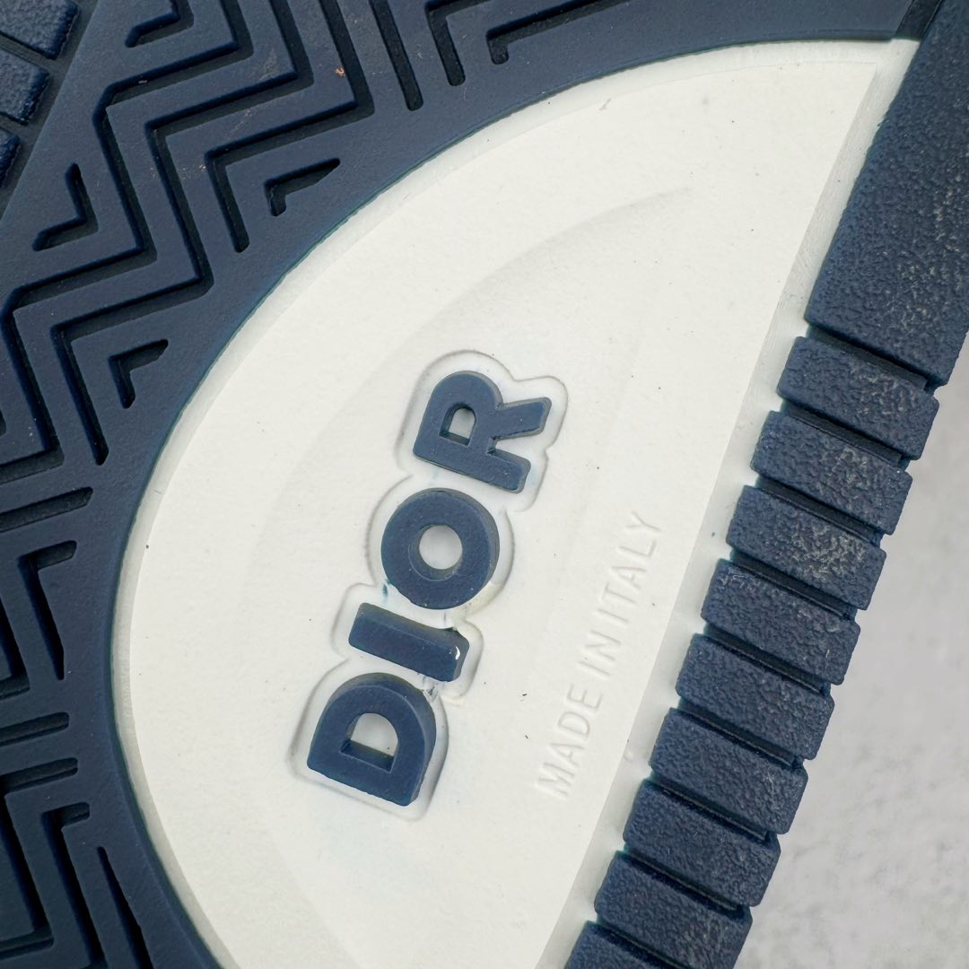 图片[17]-＃零售版 STONE ISLAND x Dior B57系列 石头岛联名迪奥情侣款休闲运动鞋CD滑板鞋 原版购入开发 这款B57中帮运动鞋是二零二四春季男装系列新品 重新诠释篮球鞋设计 成为 Dior 的经典单品 采用灰色和白色光滑牛皮革精心制作 侧面饰以米色和黑色 Oblique 印花标志 鞋舌、鞋底和后侧饰以各种特色细节提升格调 而孔眼细节、缉面线和橡胶镶片更是突显其运动风格的动感魅力 带有双色橡胶鞋底 可搭配各式服饰 打造精致造型 尺码：35-46-选品中心