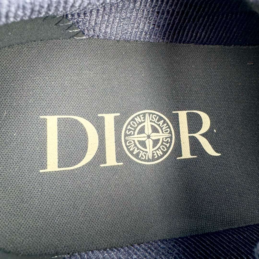 图片[11]-＃零售版 STONE ISLAND x Dior B57系列 石头岛联名迪奥情侣款休闲运动鞋CD滑板鞋 原版购入开发 这款B57中帮运动鞋是二零二四春季男装系列新品 重新诠释篮球鞋设计 成为 Dior 的经典单品 采用灰色和白色光滑牛皮革精心制作 侧面饰以米色和黑色 Oblique 印花标志 鞋舌、鞋底和后侧饰以各种特色细节提升格调 而孔眼细节、缉面线和橡胶镶片更是突显其运动风格的动感魅力 带有双色橡胶鞋底 可搭配各式服饰 打造精致造型 尺码：35-46-选品中心