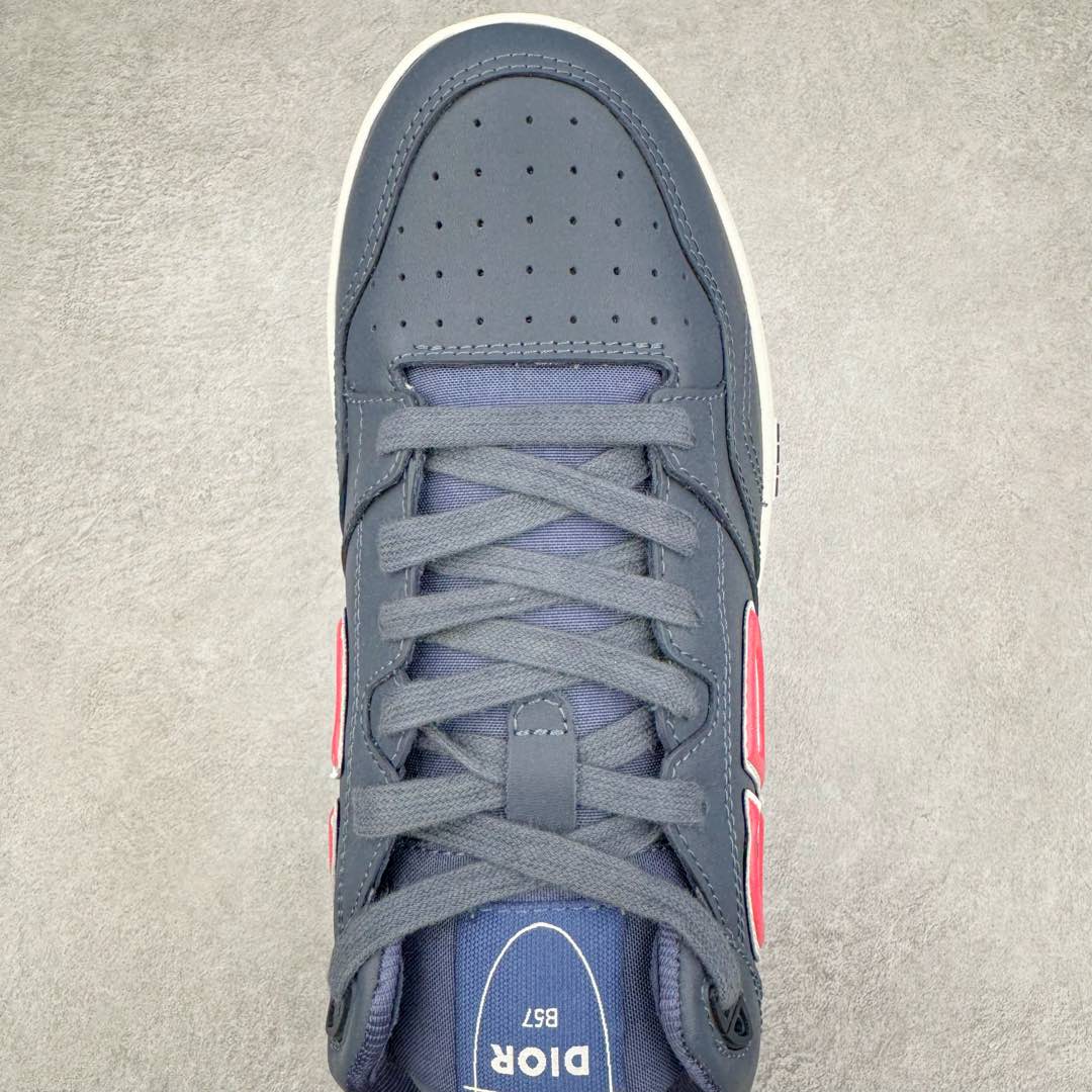 图片[4]-＃零售版 STONE ISLAND x Dior B57系列 石头岛联名迪奥情侣款休闲运动鞋CD滑板鞋 原版购入开发 这款B57中帮运动鞋是二零二四春季男装系列新品 重新诠释篮球鞋设计 成为 Dior 的经典单品 采用灰色和白色光滑牛皮革精心制作 侧面饰以米色和黑色 Oblique 印花标志 鞋舌、鞋底和后侧饰以各种特色细节提升格调 而孔眼细节、缉面线和橡胶镶片更是突显其运动风格的动感魅力 带有双色橡胶鞋底 可搭配各式服饰 打造精致造型 尺码：35-46-选品中心