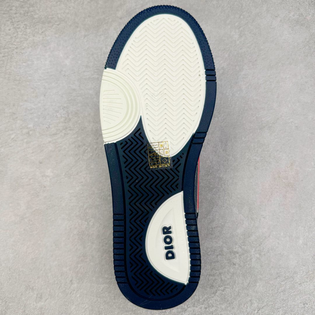 图片[9]-＃零售版 STONE ISLAND x Dior B57系列 石头岛联名迪奥情侣款休闲运动鞋CD滑板鞋 原版购入开发 这款B57中帮运动鞋是二零二四春季男装系列新品 重新诠释篮球鞋设计 成为 Dior 的经典单品 采用灰色和白色光滑牛皮革精心制作 侧面饰以米色和黑色 Oblique 印花标志 鞋舌、鞋底和后侧饰以各种特色细节提升格调 而孔眼细节、缉面线和橡胶镶片更是突显其运动风格的动感魅力 带有双色橡胶鞋底 可搭配各式服饰 打造精致造型 尺码：35-46-选品中心