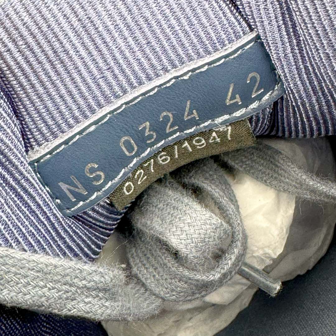 图片[10]-＃零售版 STONE ISLAND x Dior B57系列 石头岛联名迪奥情侣款休闲运动鞋CD滑板鞋 原版购入开发 这款B57中帮运动鞋是二零二四春季男装系列新品 重新诠释篮球鞋设计 成为 Dior 的经典单品 采用灰色和白色光滑牛皮革精心制作 侧面饰以米色和黑色 Oblique 印花标志 鞋舌、鞋底和后侧饰以各种特色细节提升格调 而孔眼细节、缉面线和橡胶镶片更是突显其运动风格的动感魅力 带有双色橡胶鞋底 可搭配各式服饰 打造精致造型 尺码：35-46-选品中心