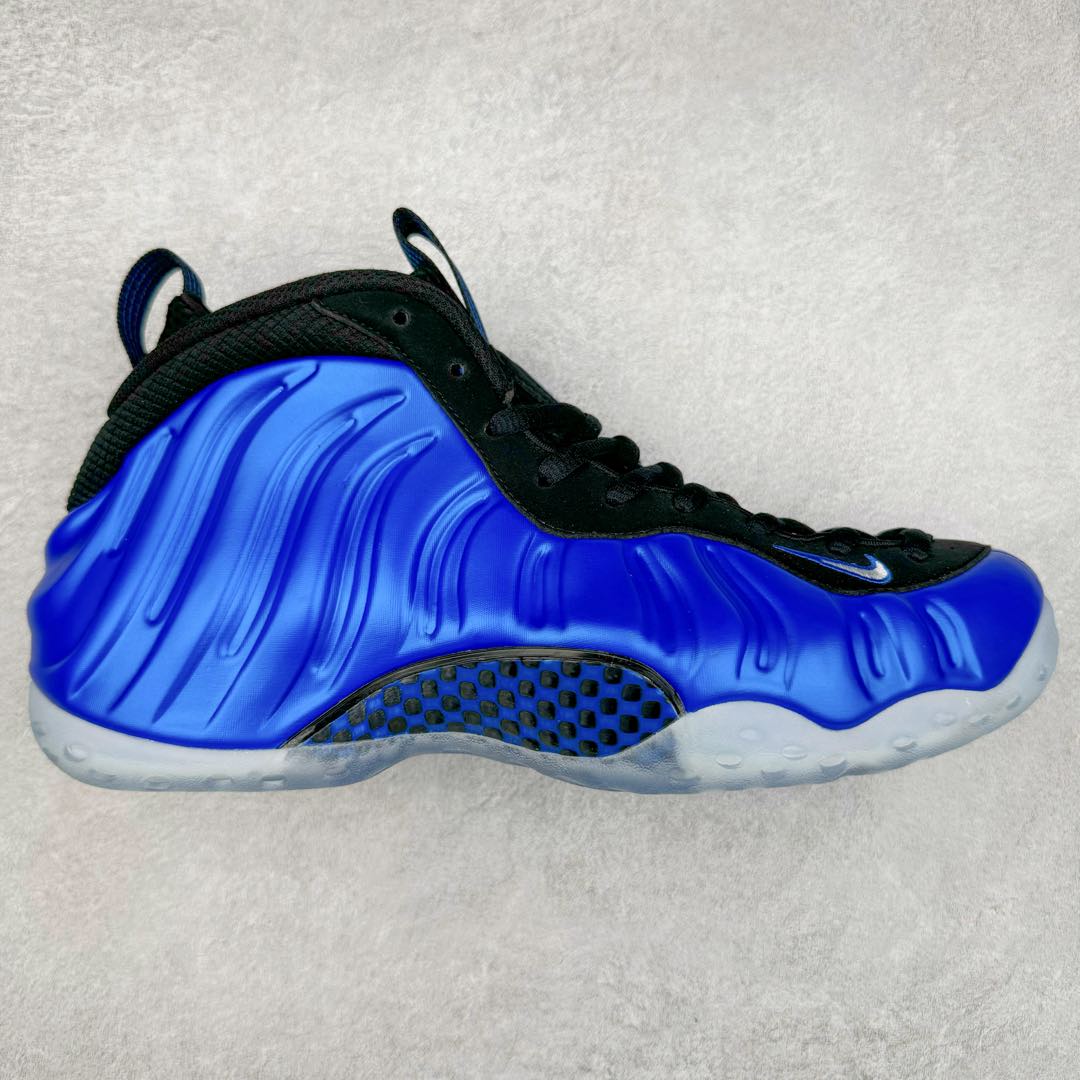 NK Air Foamposite One 复刻新蓝喷 FQ8181-511 莞产原底面 公司渠道同模具 鞋型发泡360度无死角 双层Zoom气垫植入 中底完美注胶 搭载原厂碳纤维材质 诞生于1997年的NK Air Foamposite系列可以说是整个球鞋历史上最为经典的系列之一 也就是我们常说的“喷”和“泡” 其中“喷”由Foamposite One代言人Penny的英文音译而来 而“泡”则来源于另一款鞋型 Foamposite Pro中\\\”pro\\\”的音译 在诞生初期 由于高昂的造价以及超前的外形 Foamposite系列的反对者不在少数 甚至有人认为这款鞋会毁掉整个球鞋行业 但事实证明这双灵感来自于甲虫 自带“黑科技”鞋面以及双层Zoom+大块碳板的太空球鞋不仅受到了大众的接受与追捧 并且成功的影响了篮球鞋的发展 尺码：38.5 39 40 40.5 41 42 42.5 43 44 44.5 45 46-选品中心