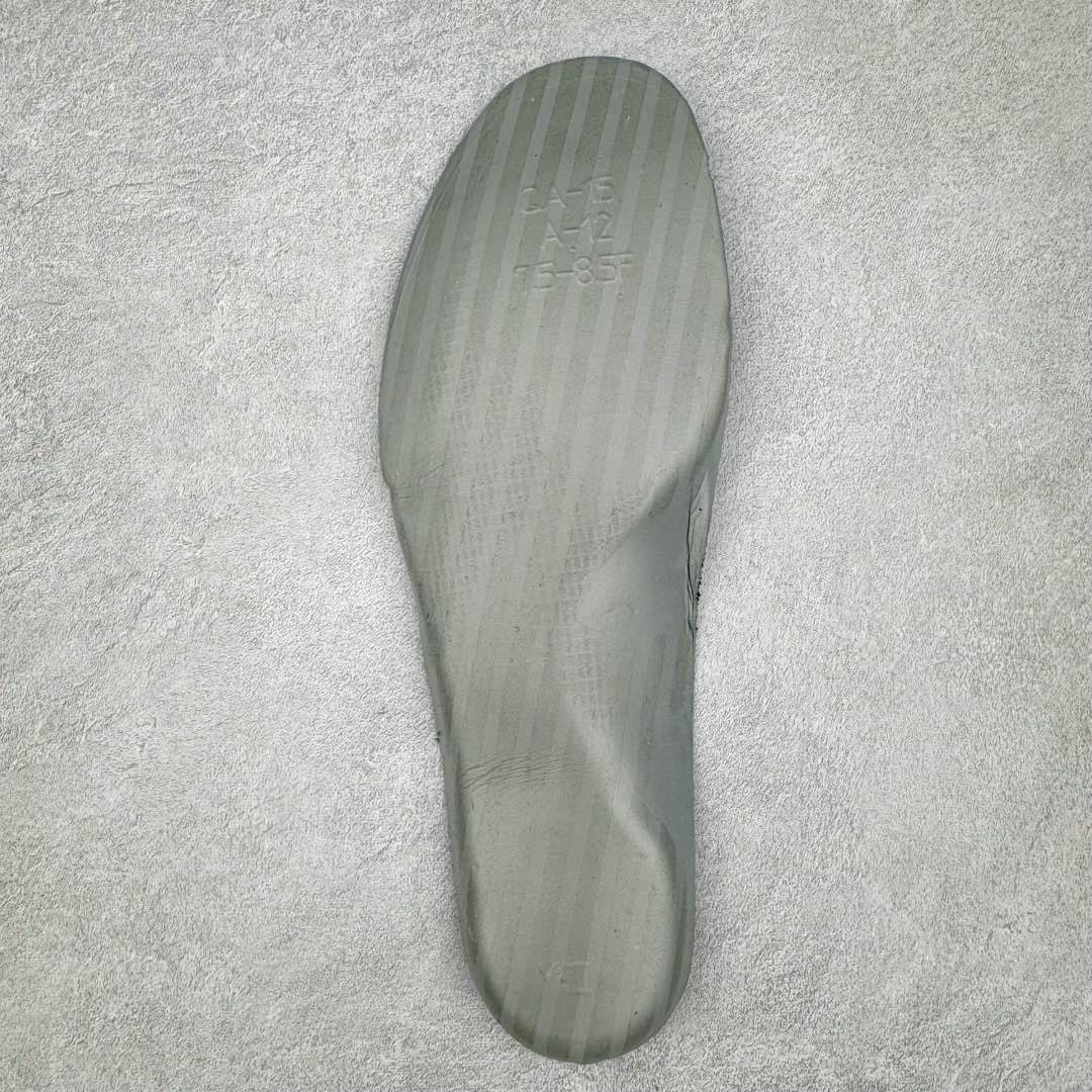 图片[11]-NK Air Foamposite One 复刻新蓝喷 FQ8181-511 莞产原底面 公司渠道同模具 鞋型发泡360度无死角 双层Zoom气垫植入 中底完美注胶 搭载原厂碳纤维材质 诞生于1997年的NK Air Foamposite系列可以说是整个球鞋历史上最为经典的系列之一 也就是我们常说的“喷”和“泡” 其中“喷”由Foamposite One代言人Penny的英文音译而来 而“泡”则来源于另一款鞋型 Foamposite Pro中\\\”pro\\\”的音译 在诞生初期 由于高昂的造价以及超前的外形 Foamposite系列的反对者不在少数 甚至有人认为这款鞋会毁掉整个球鞋行业 但事实证明这双灵感来自于甲虫 自带“黑科技”鞋面以及双层Zoom+大块碳板的太空球鞋不仅受到了大众的接受与追捧 并且成功的影响了篮球鞋的发展 尺码：38.5 39 40 40.5 41 42 42.5 43 44 44.5 45 46-选品中心