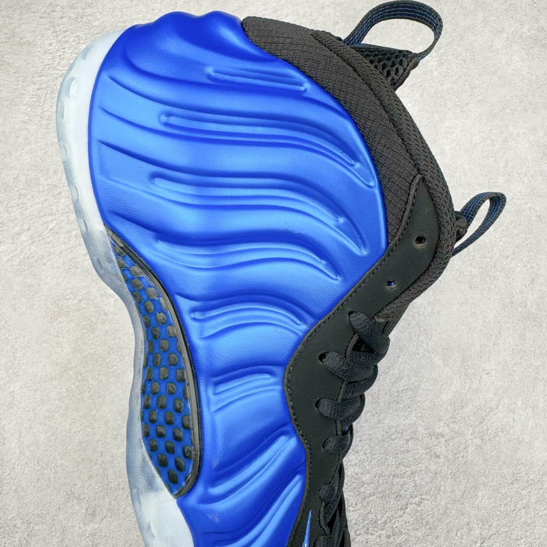 图片[6]-NK Air Foamposite One 复刻新蓝喷 FQ8181-511 莞产原底面 公司渠道同模具 鞋型发泡360度无死角 双层Zoom气垫植入 中底完美注胶 搭载原厂碳纤维材质 诞生于1997年的NK Air Foamposite系列可以说是整个球鞋历史上最为经典的系列之一 也就是我们常说的“喷”和“泡” 其中“喷”由Foamposite One代言人Penny的英文音译而来 而“泡”则来源于另一款鞋型 Foamposite Pro中\\\”pro\\\”的音译 在诞生初期 由于高昂的造价以及超前的外形 Foamposite系列的反对者不在少数 甚至有人认为这款鞋会毁掉整个球鞋行业 但事实证明这双灵感来自于甲虫 自带“黑科技”鞋面以及双层Zoom+大块碳板的太空球鞋不仅受到了大众的接受与追捧 并且成功的影响了篮球鞋的发展 尺码：38.5 39 40 40.5 41 42 42.5 43 44 44.5 45 46-选品中心