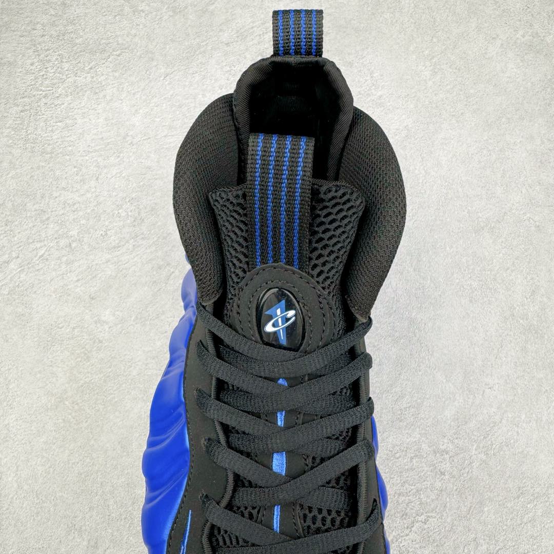图片[5]-NK Air Foamposite One 复刻新蓝喷 FQ8181-511 莞产原底面 公司渠道同模具 鞋型发泡360度无死角 双层Zoom气垫植入 中底完美注胶 搭载原厂碳纤维材质 诞生于1997年的NK Air Foamposite系列可以说是整个球鞋历史上最为经典的系列之一 也就是我们常说的“喷”和“泡” 其中“喷”由Foamposite One代言人Penny的英文音译而来 而“泡”则来源于另一款鞋型 Foamposite Pro中\\\”pro\\\”的音译 在诞生初期 由于高昂的造价以及超前的外形 Foamposite系列的反对者不在少数 甚至有人认为这款鞋会毁掉整个球鞋行业 但事实证明这双灵感来自于甲虫 自带“黑科技”鞋面以及双层Zoom+大块碳板的太空球鞋不仅受到了大众的接受与追捧 并且成功的影响了篮球鞋的发展 尺码：38.5 39 40 40.5 41 42 42.5 43 44 44.5 45 46-选品中心