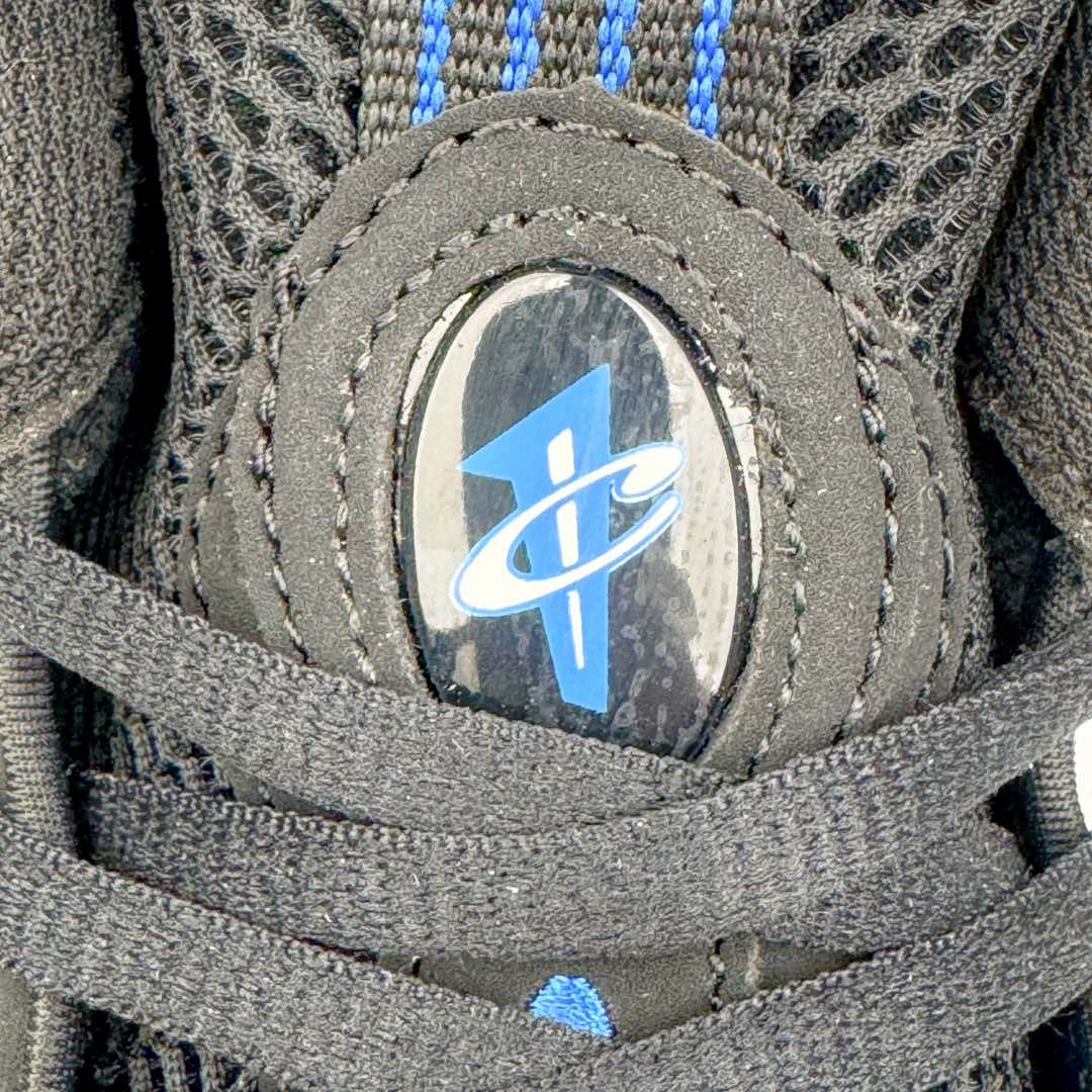 图片[13]-NK Air Foamposite One 复刻新蓝喷 FQ8181-511 莞产原底面 公司渠道同模具 鞋型发泡360度无死角 双层Zoom气垫植入 中底完美注胶 搭载原厂碳纤维材质 诞生于1997年的NK Air Foamposite系列可以说是整个球鞋历史上最为经典的系列之一 也就是我们常说的“喷”和“泡” 其中“喷”由Foamposite One代言人Penny的英文音译而来 而“泡”则来源于另一款鞋型 Foamposite Pro中\\\”pro\\\”的音译 在诞生初期 由于高昂的造价以及超前的外形 Foamposite系列的反对者不在少数 甚至有人认为这款鞋会毁掉整个球鞋行业 但事实证明这双灵感来自于甲虫 自带“黑科技”鞋面以及双层Zoom+大块碳板的太空球鞋不仅受到了大众的接受与追捧 并且成功的影响了篮球鞋的发展 尺码：38.5 39 40 40.5 41 42 42.5 43 44 44.5 45 46-选品中心