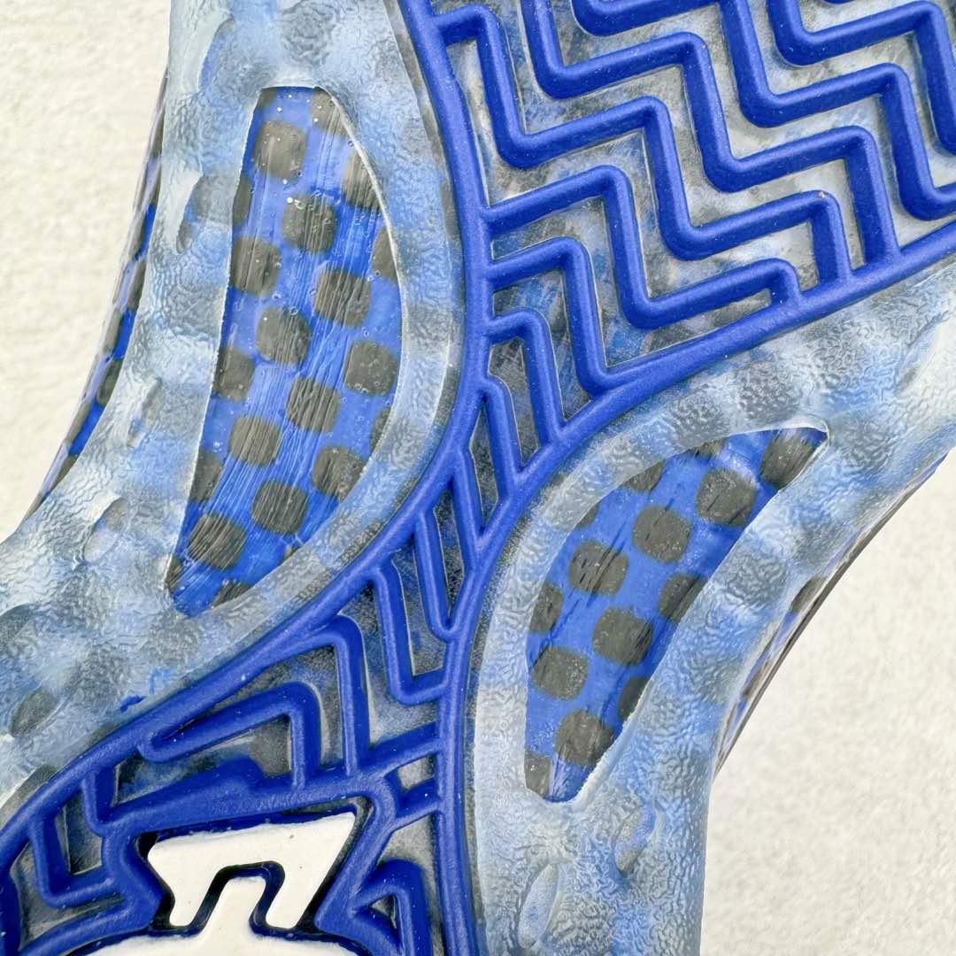 图片[19]-NK Air Foamposite One 复刻新蓝喷 FQ8181-511 莞产原底面 公司渠道同模具 鞋型发泡360度无死角 双层Zoom气垫植入 中底完美注胶 搭载原厂碳纤维材质 诞生于1997年的NK Air Foamposite系列可以说是整个球鞋历史上最为经典的系列之一 也就是我们常说的“喷”和“泡” 其中“喷”由Foamposite One代言人Penny的英文音译而来 而“泡”则来源于另一款鞋型 Foamposite Pro中\\\”pro\\\”的音译 在诞生初期 由于高昂的造价以及超前的外形 Foamposite系列的反对者不在少数 甚至有人认为这款鞋会毁掉整个球鞋行业 但事实证明这双灵感来自于甲虫 自带“黑科技”鞋面以及双层Zoom+大块碳板的太空球鞋不仅受到了大众的接受与追捧 并且成功的影响了篮球鞋的发展 尺码：38.5 39 40 40.5 41 42 42.5 43 44 44.5 45 46-选品中心