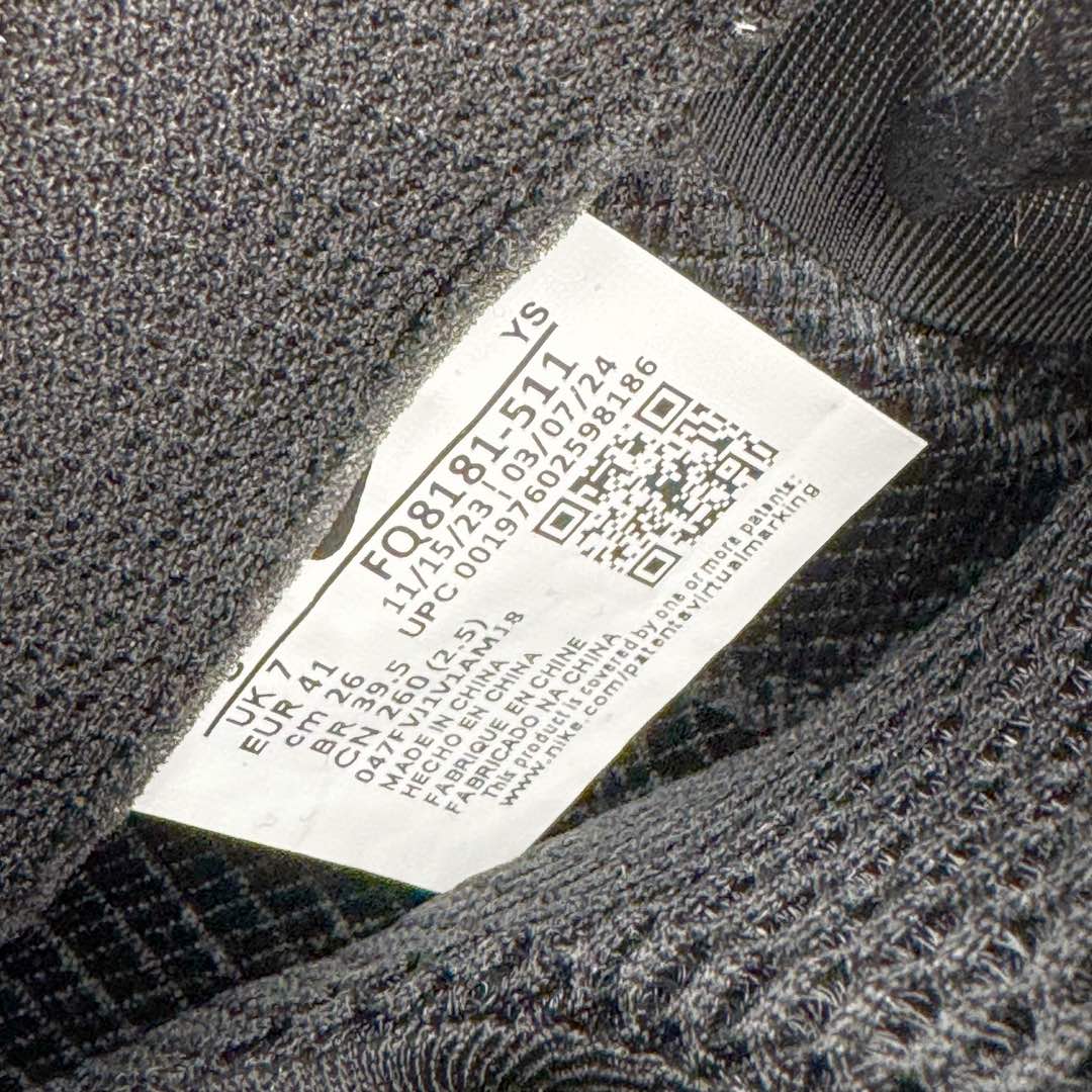 图片[12]-NK Air Foamposite One 复刻新蓝喷 FQ8181-511 莞产原底面 公司渠道同模具 鞋型发泡360度无死角 双层Zoom气垫植入 中底完美注胶 搭载原厂碳纤维材质 诞生于1997年的NK Air Foamposite系列可以说是整个球鞋历史上最为经典的系列之一 也就是我们常说的“喷”和“泡” 其中“喷”由Foamposite One代言人Penny的英文音译而来 而“泡”则来源于另一款鞋型 Foamposite Pro中\\\”pro\\\”的音译 在诞生初期 由于高昂的造价以及超前的外形 Foamposite系列的反对者不在少数 甚至有人认为这款鞋会毁掉整个球鞋行业 但事实证明这双灵感来自于甲虫 自带“黑科技”鞋面以及双层Zoom+大块碳板的太空球鞋不仅受到了大众的接受与追捧 并且成功的影响了篮球鞋的发展 尺码：38.5 39 40 40.5 41 42 42.5 43 44 44.5 45 46-选品中心