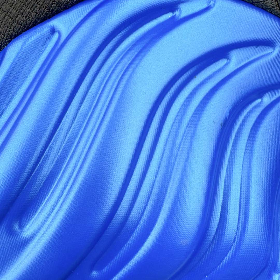 图片[17]-NK Air Foamposite One 复刻新蓝喷 FQ8181-511 莞产原底面 公司渠道同模具 鞋型发泡360度无死角 双层Zoom气垫植入 中底完美注胶 搭载原厂碳纤维材质 诞生于1997年的NK Air Foamposite系列可以说是整个球鞋历史上最为经典的系列之一 也就是我们常说的“喷”和“泡” 其中“喷”由Foamposite One代言人Penny的英文音译而来 而“泡”则来源于另一款鞋型 Foamposite Pro中\\\”pro\\\”的音译 在诞生初期 由于高昂的造价以及超前的外形 Foamposite系列的反对者不在少数 甚至有人认为这款鞋会毁掉整个球鞋行业 但事实证明这双灵感来自于甲虫 自带“黑科技”鞋面以及双层Zoom+大块碳板的太空球鞋不仅受到了大众的接受与追捧 并且成功的影响了篮球鞋的发展 尺码：38.5 39 40 40.5 41 42 42.5 43 44 44.5 45 46-选品中心