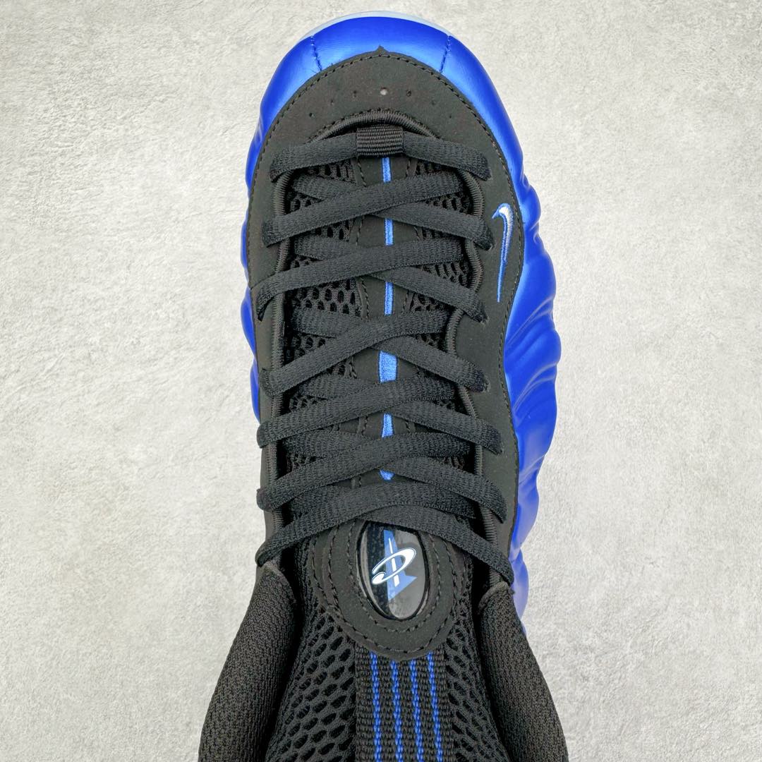 图片[4]-NK Air Foamposite One 复刻新蓝喷 FQ8181-511 莞产原底面 公司渠道同模具 鞋型发泡360度无死角 双层Zoom气垫植入 中底完美注胶 搭载原厂碳纤维材质 诞生于1997年的NK Air Foamposite系列可以说是整个球鞋历史上最为经典的系列之一 也就是我们常说的“喷”和“泡” 其中“喷”由Foamposite One代言人Penny的英文音译而来 而“泡”则来源于另一款鞋型 Foamposite Pro中\\\”pro\\\”的音译 在诞生初期 由于高昂的造价以及超前的外形 Foamposite系列的反对者不在少数 甚至有人认为这款鞋会毁掉整个球鞋行业 但事实证明这双灵感来自于甲虫 自带“黑科技”鞋面以及双层Zoom+大块碳板的太空球鞋不仅受到了大众的接受与追捧 并且成功的影响了篮球鞋的发展 尺码：38.5 39 40 40.5 41 42 42.5 43 44 44.5 45 46-选品中心