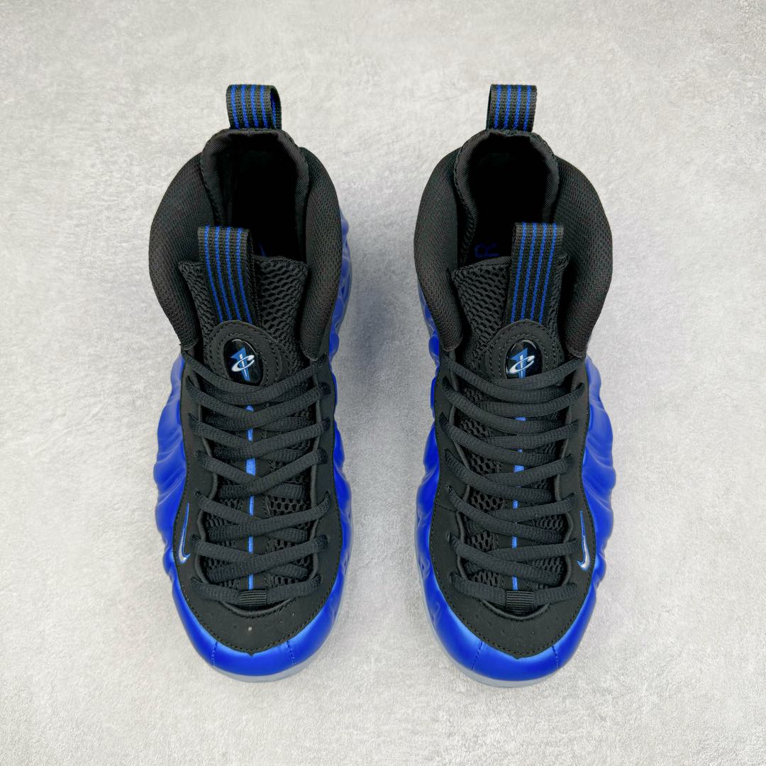 图片[2]-NK Air Foamposite One 复刻新蓝喷 FQ8181-511 莞产原底面 公司渠道同模具 鞋型发泡360度无死角 双层Zoom气垫植入 中底完美注胶 搭载原厂碳纤维材质 诞生于1997年的NK Air Foamposite系列可以说是整个球鞋历史上最为经典的系列之一 也就是我们常说的“喷”和“泡” 其中“喷”由Foamposite One代言人Penny的英文音译而来 而“泡”则来源于另一款鞋型 Foamposite Pro中\\\”pro\\\”的音译 在诞生初期 由于高昂的造价以及超前的外形 Foamposite系列的反对者不在少数 甚至有人认为这款鞋会毁掉整个球鞋行业 但事实证明这双灵感来自于甲虫 自带“黑科技”鞋面以及双层Zoom+大块碳板的太空球鞋不仅受到了大众的接受与追捧 并且成功的影响了篮球鞋的发展 尺码：38.5 39 40 40.5 41 42 42.5 43 44 44.5 45 46-选品中心