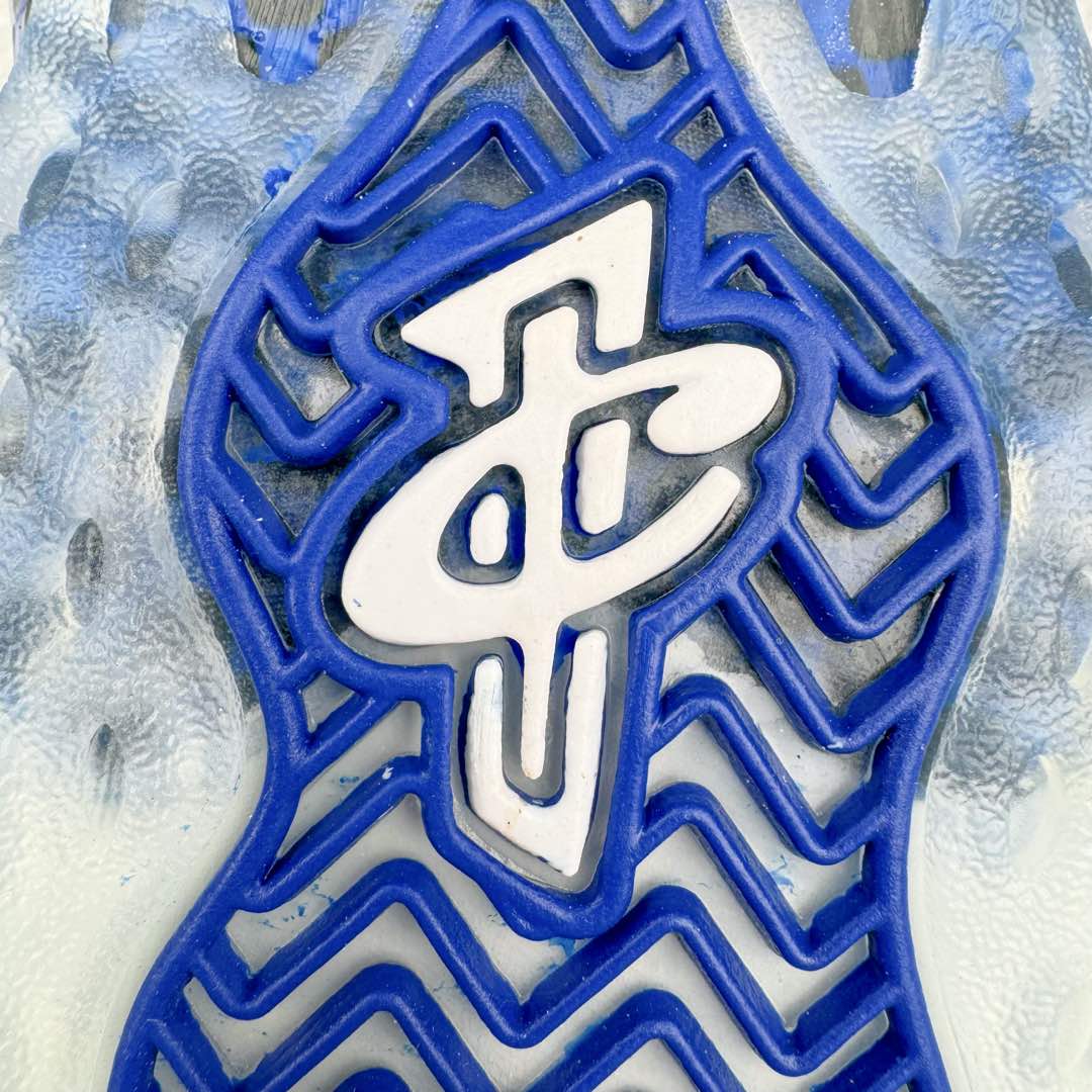 图片[20]-NK Air Foamposite One 复刻新蓝喷 FQ8181-511 莞产原底面 公司渠道同模具 鞋型发泡360度无死角 双层Zoom气垫植入 中底完美注胶 搭载原厂碳纤维材质 诞生于1997年的NK Air Foamposite系列可以说是整个球鞋历史上最为经典的系列之一 也就是我们常说的“喷”和“泡” 其中“喷”由Foamposite One代言人Penny的英文音译而来 而“泡”则来源于另一款鞋型 Foamposite Pro中\\\”pro\\\”的音译 在诞生初期 由于高昂的造价以及超前的外形 Foamposite系列的反对者不在少数 甚至有人认为这款鞋会毁掉整个球鞋行业 但事实证明这双灵感来自于甲虫 自带“黑科技”鞋面以及双层Zoom+大块碳板的太空球鞋不仅受到了大众的接受与追捧 并且成功的影响了篮球鞋的发展 尺码：38.5 39 40 40.5 41 42 42.5 43 44 44.5 45 46-选品中心