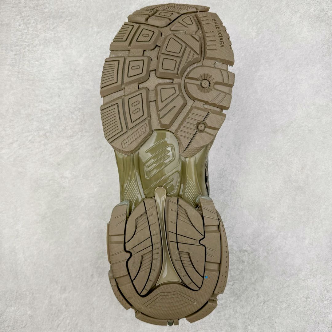 图片[9]-＃XA BALENCIAGA Runner Sneaker 巴黎世家七代慢跑系列低帮复古野跑潮流运动鞋老爹鞋 尼龙和网布材质 磨损效果 鞋头边缘印有尺码 背面浮印尺码 外侧印有跑者徽标 鞋舌刺绣 Balenciaga 品牌标识 鞋跟背面 Balenciaga品牌标识 材质采用65%聚氨酯、35%聚酯纤维 全新 Runner 鞋型轮廓借鉴于 2000 年初的复古线条 搭载大网眼面料制成鞋面基础 由粉色、白色尼龍与橡胶质地覆盖鞋面诠释线条感 当中透过几道手缝线与折损痕更是精准的掌握历经时间淬炼的破旧痕迹 延续其手法至鞋领、鞋跟、鞋带、中底等部分均饰有破损及脏污之貌 尤其是鞋领处与鞋带孔眼条更是采用不规则做旧技术将内容物泡棉随机露出 尺码：35 36 37 38 39 40 41 42 43 44 45 46-选品中心