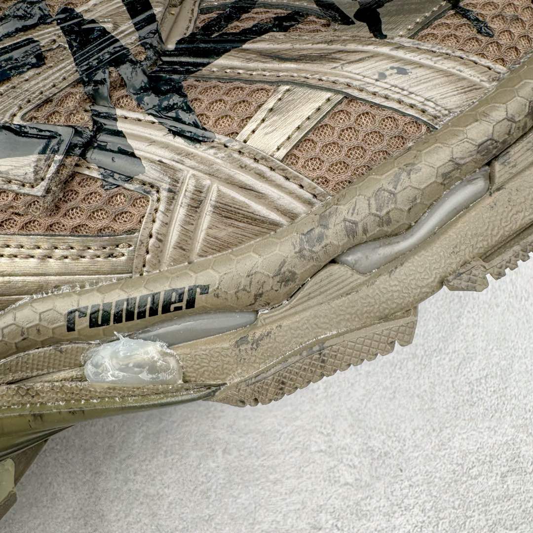 图片[20]-＃XA BALENCIAGA Runner Sneaker 巴黎世家七代慢跑系列低帮复古野跑潮流运动鞋老爹鞋 尼龙和网布材质 磨损效果 鞋头边缘印有尺码 背面浮印尺码 外侧印有跑者徽标 鞋舌刺绣 Balenciaga 品牌标识 鞋跟背面 Balenciaga品牌标识 材质采用65%聚氨酯、35%聚酯纤维 全新 Runner 鞋型轮廓借鉴于 2000 年初的复古线条 搭载大网眼面料制成鞋面基础 由粉色、白色尼龍与橡胶质地覆盖鞋面诠释线条感 当中透过几道手缝线与折损痕更是精准的掌握历经时间淬炼的破旧痕迹 延续其手法至鞋领、鞋跟、鞋带、中底等部分均饰有破损及脏污之貌 尤其是鞋领处与鞋带孔眼条更是采用不规则做旧技术将内容物泡棉随机露出 尺码：35 36 37 38 39 40 41 42 43 44 45 46-选品中心