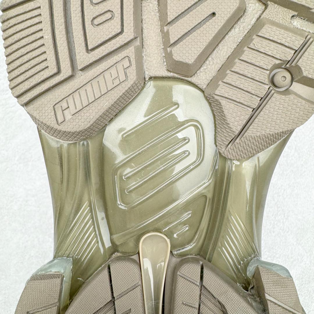 图片[21]-＃XA BALENCIAGA Runner Sneaker 巴黎世家七代慢跑系列低帮复古野跑潮流运动鞋老爹鞋 尼龙和网布材质 磨损效果 鞋头边缘印有尺码 背面浮印尺码 外侧印有跑者徽标 鞋舌刺绣 Balenciaga 品牌标识 鞋跟背面 Balenciaga品牌标识 材质采用65%聚氨酯、35%聚酯纤维 全新 Runner 鞋型轮廓借鉴于 2000 年初的复古线条 搭载大网眼面料制成鞋面基础 由粉色、白色尼龍与橡胶质地覆盖鞋面诠释线条感 当中透过几道手缝线与折损痕更是精准的掌握历经时间淬炼的破旧痕迹 延续其手法至鞋领、鞋跟、鞋带、中底等部分均饰有破损及脏污之貌 尤其是鞋领处与鞋带孔眼条更是采用不规则做旧技术将内容物泡棉随机露出 尺码：35 36 37 38 39 40 41 42 43 44 45 46-选品中心