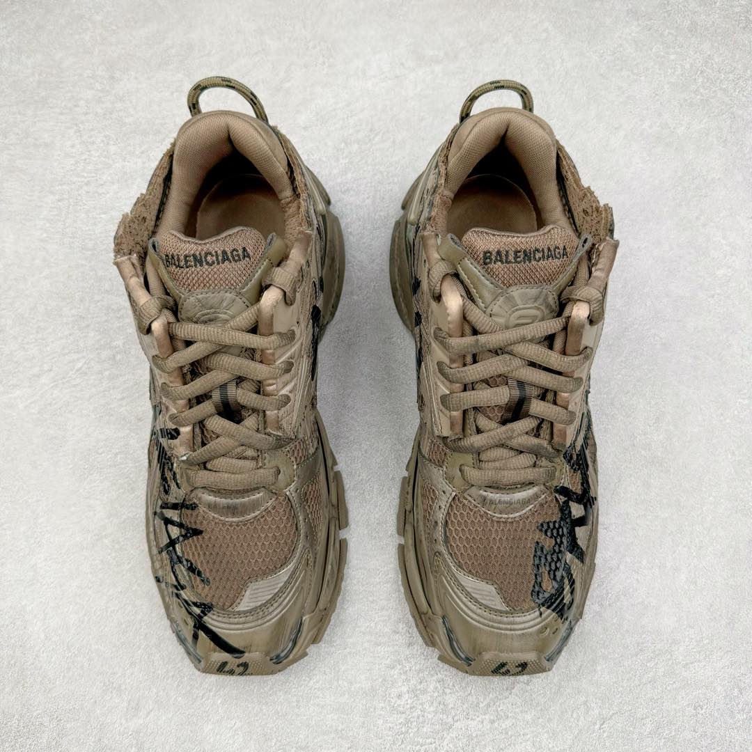 图片[2]-＃XA BALENCIAGA Runner Sneaker 巴黎世家七代慢跑系列低帮复古野跑潮流运动鞋老爹鞋 尼龙和网布材质 磨损效果 鞋头边缘印有尺码 背面浮印尺码 外侧印有跑者徽标 鞋舌刺绣 Balenciaga 品牌标识 鞋跟背面 Balenciaga品牌标识 材质采用65%聚氨酯、35%聚酯纤维 全新 Runner 鞋型轮廓借鉴于 2000 年初的复古线条 搭载大网眼面料制成鞋面基础 由粉色、白色尼龍与橡胶质地覆盖鞋面诠释线条感 当中透过几道手缝线与折损痕更是精准的掌握历经时间淬炼的破旧痕迹 延续其手法至鞋领、鞋跟、鞋带、中底等部分均饰有破损及脏污之貌 尤其是鞋领处与鞋带孔眼条更是采用不规则做旧技术将内容物泡棉随机露出 尺码：35 36 37 38 39 40 41 42 43 44 45 46-选品中心
