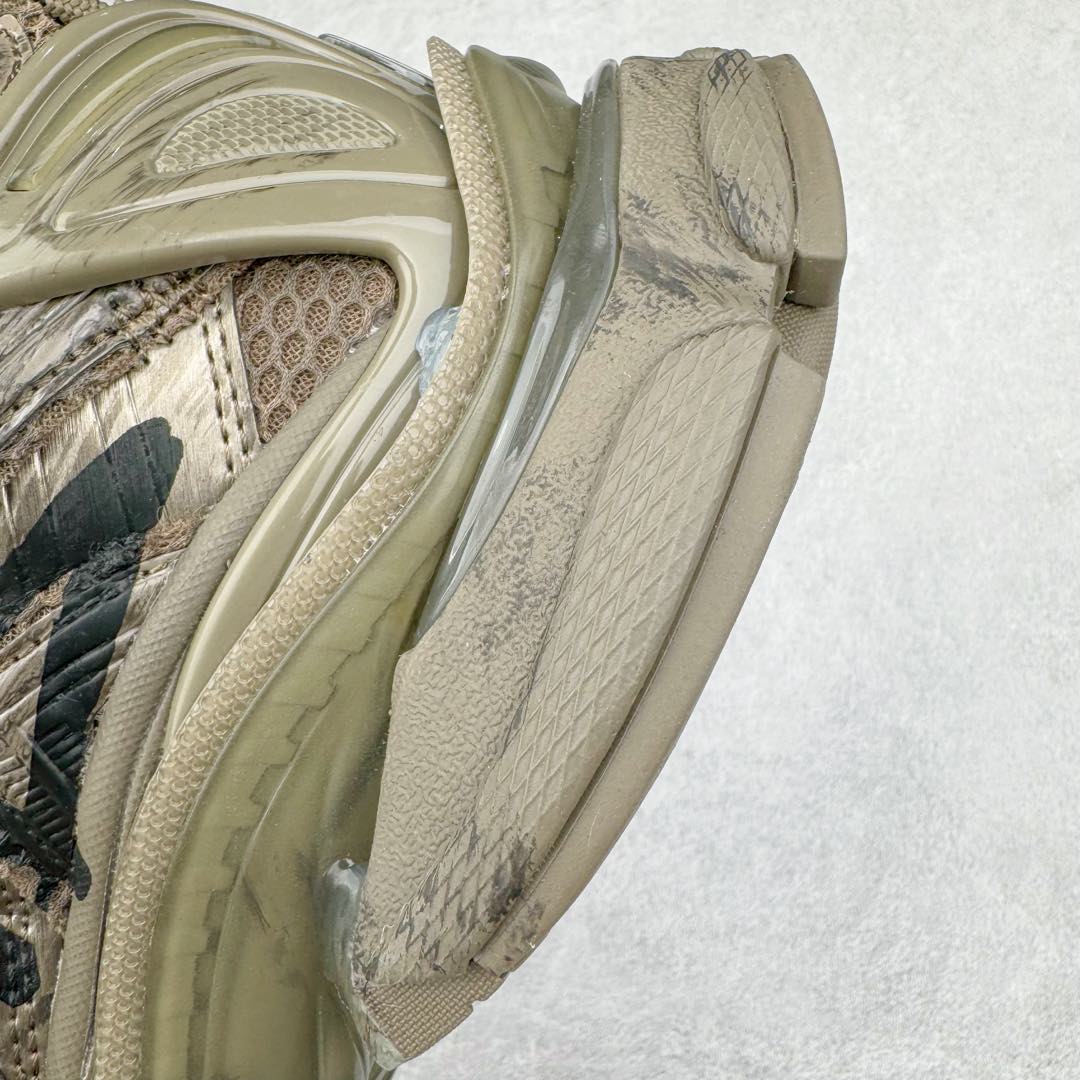 图片[14]-＃XA BALENCIAGA Runner Sneaker 巴黎世家七代慢跑系列低帮复古野跑潮流运动鞋老爹鞋 尼龙和网布材质 磨损效果 鞋头边缘印有尺码 背面浮印尺码 外侧印有跑者徽标 鞋舌刺绣 Balenciaga 品牌标识 鞋跟背面 Balenciaga品牌标识 材质采用65%聚氨酯、35%聚酯纤维 全新 Runner 鞋型轮廓借鉴于 2000 年初的复古线条 搭载大网眼面料制成鞋面基础 由粉色、白色尼龍与橡胶质地覆盖鞋面诠释线条感 当中透过几道手缝线与折损痕更是精准的掌握历经时间淬炼的破旧痕迹 延续其手法至鞋领、鞋跟、鞋带、中底等部分均饰有破损及脏污之貌 尤其是鞋领处与鞋带孔眼条更是采用不规则做旧技术将内容物泡棉随机露出 尺码：35 36 37 38 39 40 41 42 43 44 45 46-选品中心