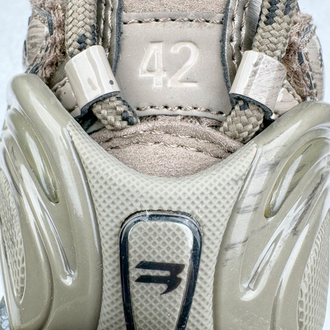 图片[12]-＃XA BALENCIAGA Runner Sneaker 巴黎世家七代慢跑系列低帮复古野跑潮流运动鞋老爹鞋 尼龙和网布材质 磨损效果 鞋头边缘印有尺码 背面浮印尺码 外侧印有跑者徽标 鞋舌刺绣 Balenciaga 品牌标识 鞋跟背面 Balenciaga品牌标识 材质采用65%聚氨酯、35%聚酯纤维 全新 Runner 鞋型轮廓借鉴于 2000 年初的复古线条 搭载大网眼面料制成鞋面基础 由粉色、白色尼龍与橡胶质地覆盖鞋面诠释线条感 当中透过几道手缝线与折损痕更是精准的掌握历经时间淬炼的破旧痕迹 延续其手法至鞋领、鞋跟、鞋带、中底等部分均饰有破损及脏污之貌 尤其是鞋领处与鞋带孔眼条更是采用不规则做旧技术将内容物泡棉随机露出 尺码：35 36 37 38 39 40 41 42 43 44 45 46-选品中心