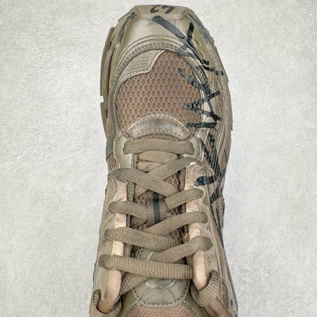 图片[4]-＃XA BALENCIAGA Runner Sneaker 巴黎世家七代慢跑系列低帮复古野跑潮流运动鞋老爹鞋 尼龙和网布材质 磨损效果 鞋头边缘印有尺码 背面浮印尺码 外侧印有跑者徽标 鞋舌刺绣 Balenciaga 品牌标识 鞋跟背面 Balenciaga品牌标识 材质采用65%聚氨酯、35%聚酯纤维 全新 Runner 鞋型轮廓借鉴于 2000 年初的复古线条 搭载大网眼面料制成鞋面基础 由粉色、白色尼龍与橡胶质地覆盖鞋面诠释线条感 当中透过几道手缝线与折损痕更是精准的掌握历经时间淬炼的破旧痕迹 延续其手法至鞋领、鞋跟、鞋带、中底等部分均饰有破损及脏污之貌 尤其是鞋领处与鞋带孔眼条更是采用不规则做旧技术将内容物泡棉随机露出 尺码：35 36 37 38 39 40 41 42 43 44 45 46-选品中心