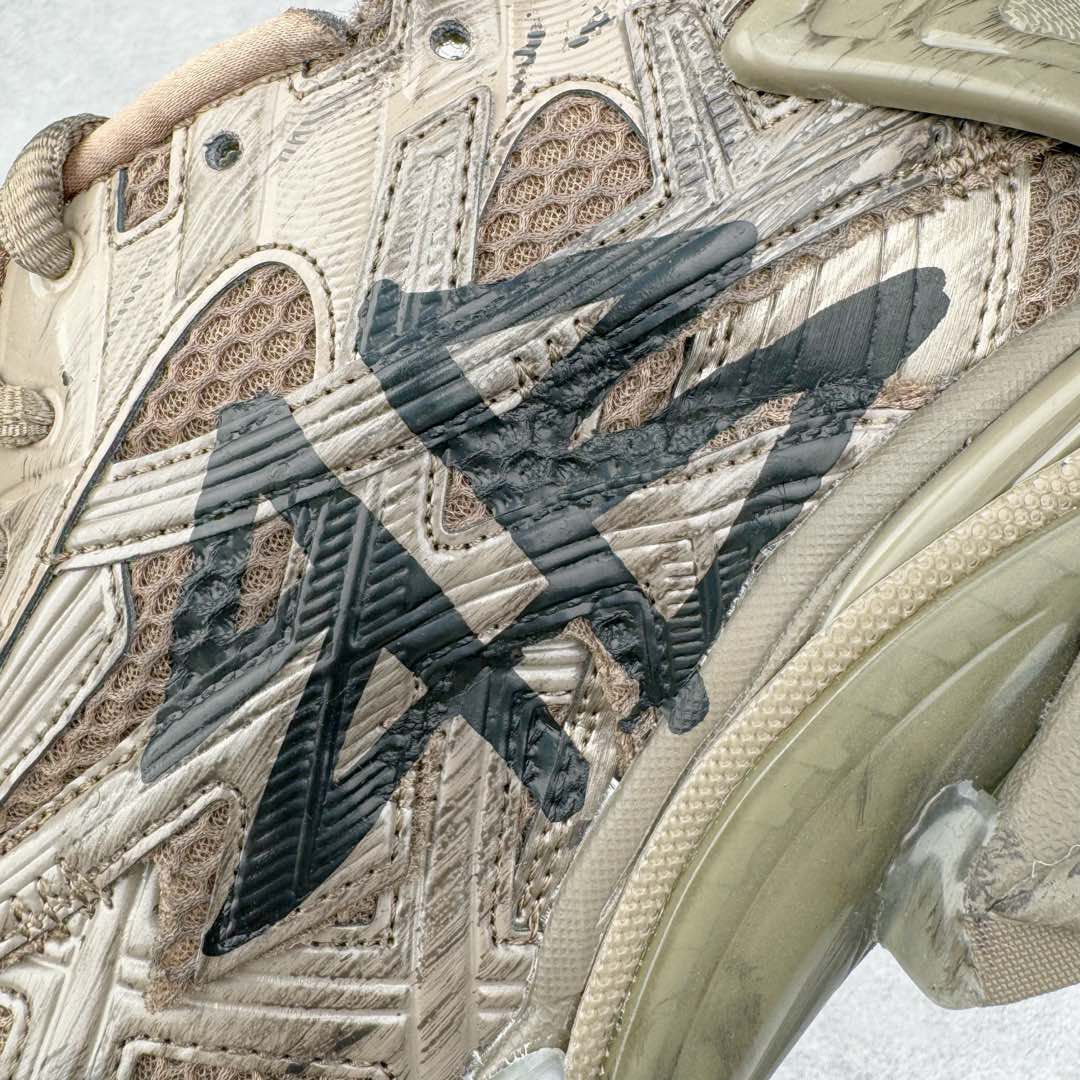 图片[15]-＃XA BALENCIAGA Runner Sneaker 巴黎世家七代慢跑系列低帮复古野跑潮流运动鞋老爹鞋 尼龙和网布材质 磨损效果 鞋头边缘印有尺码 背面浮印尺码 外侧印有跑者徽标 鞋舌刺绣 Balenciaga 品牌标识 鞋跟背面 Balenciaga品牌标识 材质采用65%聚氨酯、35%聚酯纤维 全新 Runner 鞋型轮廓借鉴于 2000 年初的复古线条 搭载大网眼面料制成鞋面基础 由粉色、白色尼龍与橡胶质地覆盖鞋面诠释线条感 当中透过几道手缝线与折损痕更是精准的掌握历经时间淬炼的破旧痕迹 延续其手法至鞋领、鞋跟、鞋带、中底等部分均饰有破损及脏污之貌 尤其是鞋领处与鞋带孔眼条更是采用不规则做旧技术将内容物泡棉随机露出 尺码：35 36 37 38 39 40 41 42 43 44 45 46-选品中心