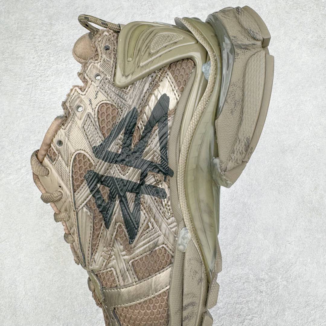 图片[7]-＃XA BALENCIAGA Runner Sneaker 巴黎世家七代慢跑系列低帮复古野跑潮流运动鞋老爹鞋 尼龙和网布材质 磨损效果 鞋头边缘印有尺码 背面浮印尺码 外侧印有跑者徽标 鞋舌刺绣 Balenciaga 品牌标识 鞋跟背面 Balenciaga品牌标识 材质采用65%聚氨酯、35%聚酯纤维 全新 Runner 鞋型轮廓借鉴于 2000 年初的复古线条 搭载大网眼面料制成鞋面基础 由粉色、白色尼龍与橡胶质地覆盖鞋面诠释线条感 当中透过几道手缝线与折损痕更是精准的掌握历经时间淬炼的破旧痕迹 延续其手法至鞋领、鞋跟、鞋带、中底等部分均饰有破损及脏污之貌 尤其是鞋领处与鞋带孔眼条更是采用不规则做旧技术将内容物泡棉随机露出 尺码：35 36 37 38 39 40 41 42 43 44 45 46-选品中心