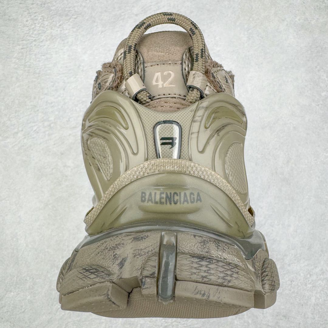 图片[8]-＃XA BALENCIAGA Runner Sneaker 巴黎世家七代慢跑系列低帮复古野跑潮流运动鞋老爹鞋 尼龙和网布材质 磨损效果 鞋头边缘印有尺码 背面浮印尺码 外侧印有跑者徽标 鞋舌刺绣 Balenciaga 品牌标识 鞋跟背面 Balenciaga品牌标识 材质采用65%聚氨酯、35%聚酯纤维 全新 Runner 鞋型轮廓借鉴于 2000 年初的复古线条 搭载大网眼面料制成鞋面基础 由粉色、白色尼龍与橡胶质地覆盖鞋面诠释线条感 当中透过几道手缝线与折损痕更是精准的掌握历经时间淬炼的破旧痕迹 延续其手法至鞋领、鞋跟、鞋带、中底等部分均饰有破损及脏污之貌 尤其是鞋领处与鞋带孔眼条更是采用不规则做旧技术将内容物泡棉随机露出 尺码：35 36 37 38 39 40 41 42 43 44 45 46-选品中心