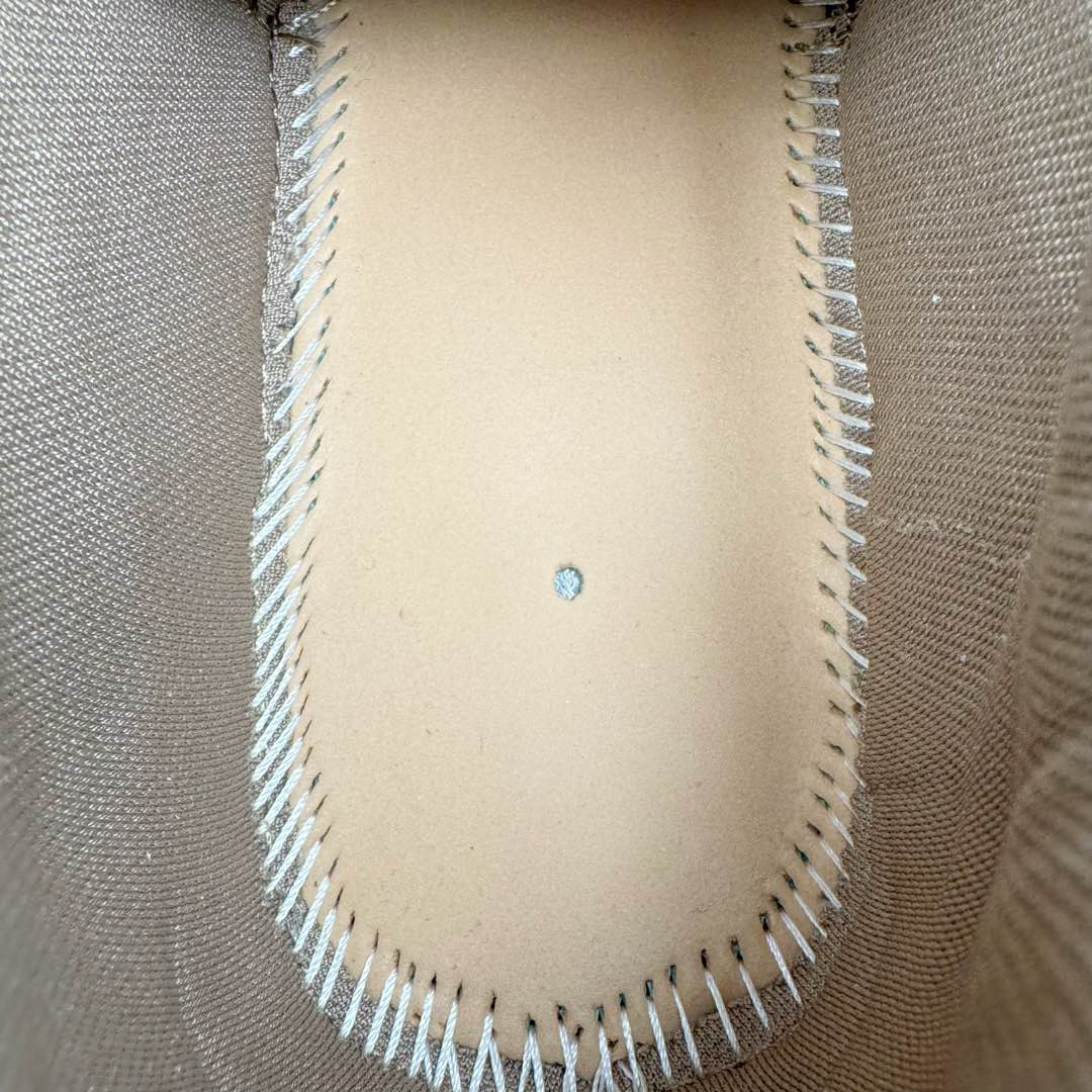 图片[10]-＃XA BALENCIAGA Runner Sneaker 巴黎世家七代慢跑系列低帮复古野跑潮流运动鞋老爹鞋 尼龙和网布材质 磨损效果 鞋头边缘印有尺码 背面浮印尺码 外侧印有跑者徽标 鞋舌刺绣 Balenciaga 品牌标识 鞋跟背面 Balenciaga品牌标识 材质采用65%聚氨酯、35%聚酯纤维 全新 Runner 鞋型轮廓借鉴于 2000 年初的复古线条 搭载大网眼面料制成鞋面基础 由粉色、白色尼龍与橡胶质地覆盖鞋面诠释线条感 当中透过几道手缝线与折损痕更是精准的掌握历经时间淬炼的破旧痕迹 延续其手法至鞋领、鞋跟、鞋带、中底等部分均饰有破损及脏污之貌 尤其是鞋领处与鞋带孔眼条更是采用不规则做旧技术将内容物泡棉随机露出 尺码：35 36 37 38 39 40 41 42 43 44 45 46-选品中心