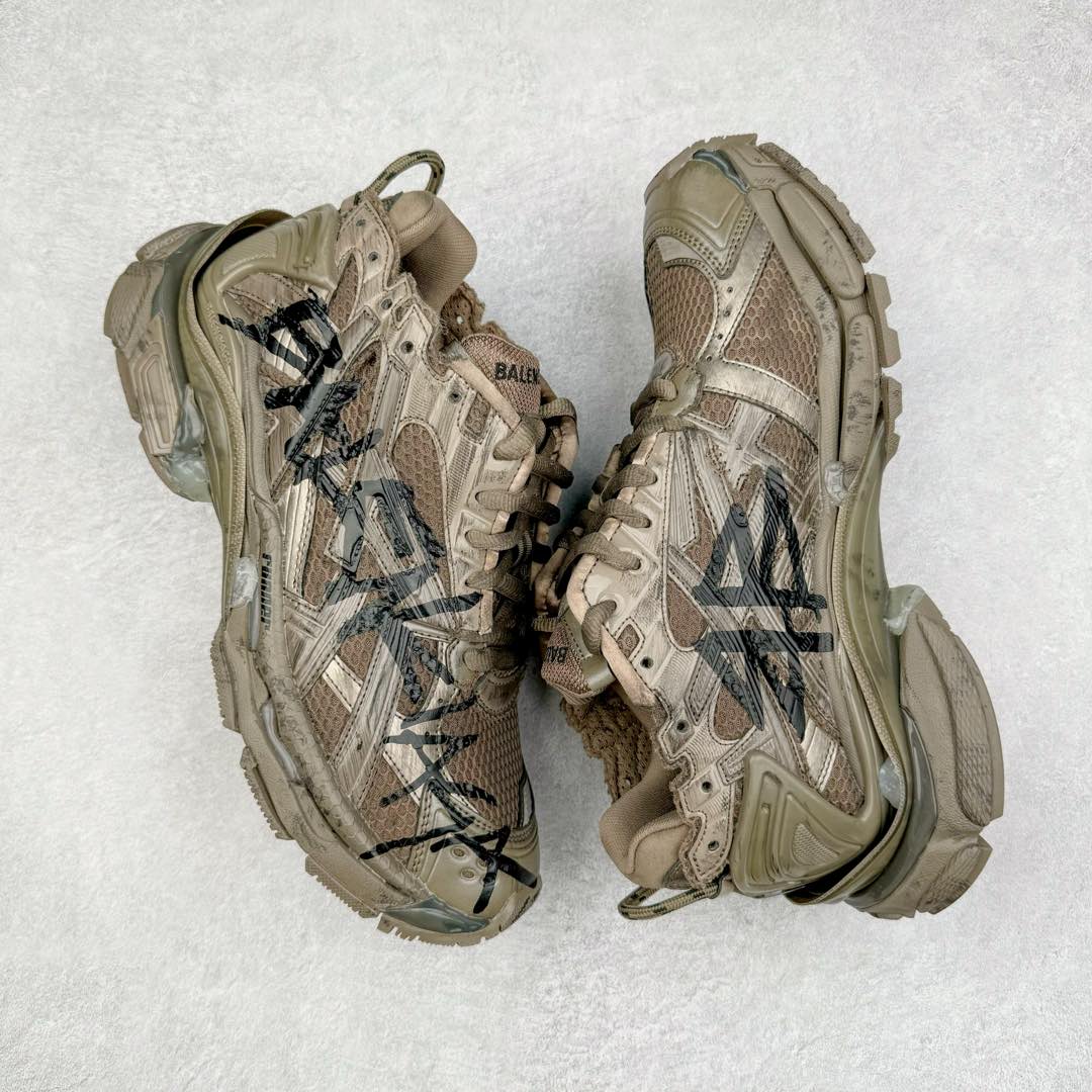 图片[3]-＃XA BALENCIAGA Runner Sneaker 巴黎世家七代慢跑系列低帮复古野跑潮流运动鞋老爹鞋 尼龙和网布材质 磨损效果 鞋头边缘印有尺码 背面浮印尺码 外侧印有跑者徽标 鞋舌刺绣 Balenciaga 品牌标识 鞋跟背面 Balenciaga品牌标识 材质采用65%聚氨酯、35%聚酯纤维 全新 Runner 鞋型轮廓借鉴于 2000 年初的复古线条 搭载大网眼面料制成鞋面基础 由粉色、白色尼龍与橡胶质地覆盖鞋面诠释线条感 当中透过几道手缝线与折损痕更是精准的掌握历经时间淬炼的破旧痕迹 延续其手法至鞋领、鞋跟、鞋带、中底等部分均饰有破损及脏污之貌 尤其是鞋领处与鞋带孔眼条更是采用不规则做旧技术将内容物泡棉随机露出 尺码：35 36 37 38 39 40 41 42 43 44 45 46-选品中心