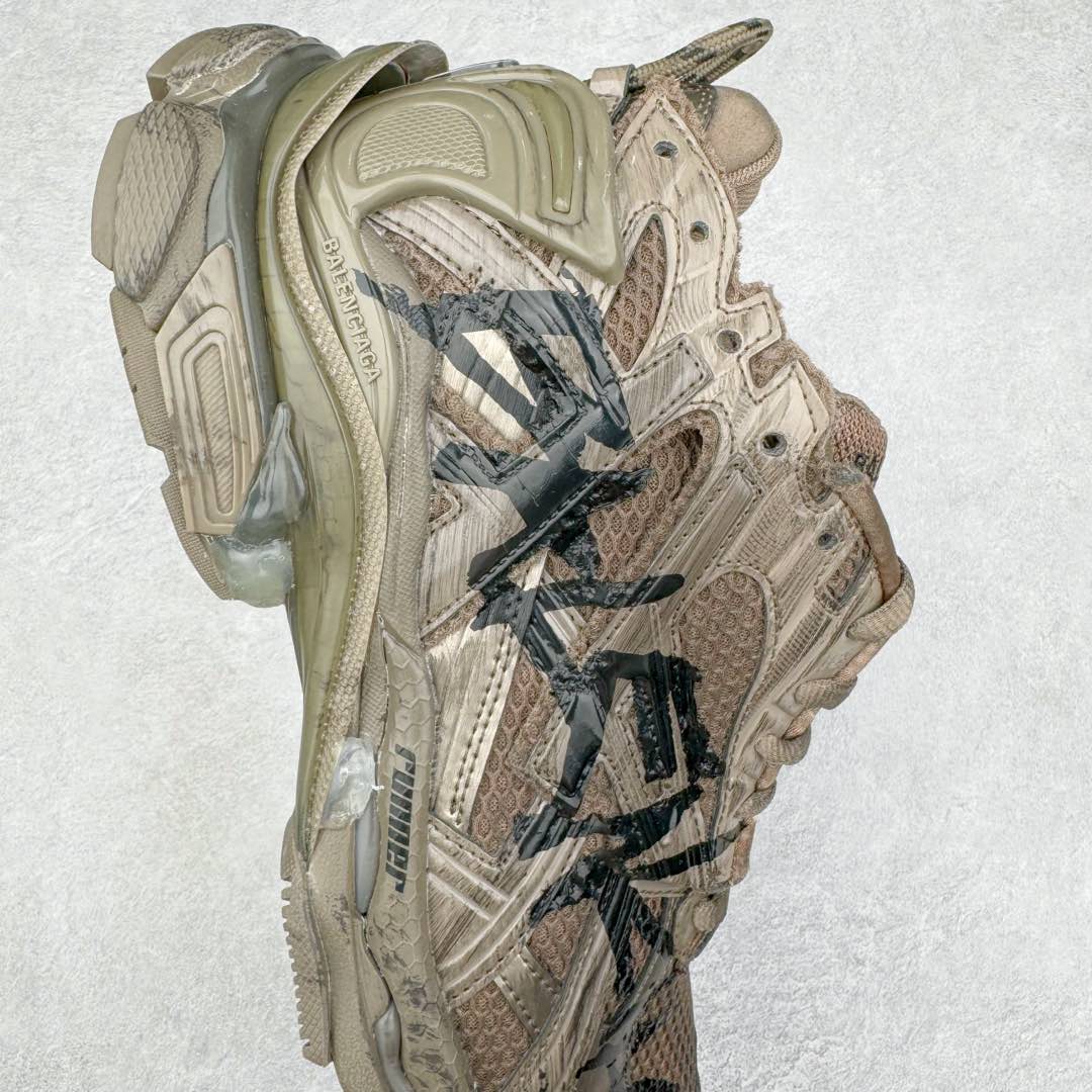 图片[6]-＃XA BALENCIAGA Runner Sneaker 巴黎世家七代慢跑系列低帮复古野跑潮流运动鞋老爹鞋 尼龙和网布材质 磨损效果 鞋头边缘印有尺码 背面浮印尺码 外侧印有跑者徽标 鞋舌刺绣 Balenciaga 品牌标识 鞋跟背面 Balenciaga品牌标识 材质采用65%聚氨酯、35%聚酯纤维 全新 Runner 鞋型轮廓借鉴于 2000 年初的复古线条 搭载大网眼面料制成鞋面基础 由粉色、白色尼龍与橡胶质地覆盖鞋面诠释线条感 当中透过几道手缝线与折损痕更是精准的掌握历经时间淬炼的破旧痕迹 延续其手法至鞋领、鞋跟、鞋带、中底等部分均饰有破损及脏污之貌 尤其是鞋领处与鞋带孔眼条更是采用不规则做旧技术将内容物泡棉随机露出 尺码：35 36 37 38 39 40 41 42 43 44 45 46-选品中心