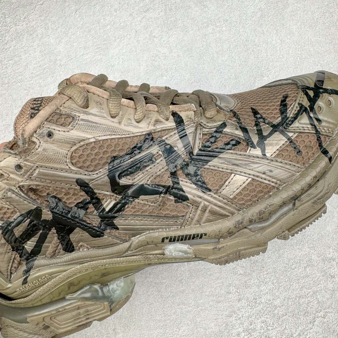 图片[19]-＃XA BALENCIAGA Runner Sneaker 巴黎世家七代慢跑系列低帮复古野跑潮流运动鞋老爹鞋 尼龙和网布材质 磨损效果 鞋头边缘印有尺码 背面浮印尺码 外侧印有跑者徽标 鞋舌刺绣 Balenciaga 品牌标识 鞋跟背面 Balenciaga品牌标识 材质采用65%聚氨酯、35%聚酯纤维 全新 Runner 鞋型轮廓借鉴于 2000 年初的复古线条 搭载大网眼面料制成鞋面基础 由粉色、白色尼龍与橡胶质地覆盖鞋面诠释线条感 当中透过几道手缝线与折损痕更是精准的掌握历经时间淬炼的破旧痕迹 延续其手法至鞋领、鞋跟、鞋带、中底等部分均饰有破损及脏污之貌 尤其是鞋领处与鞋带孔眼条更是采用不规则做旧技术将内容物泡棉随机露出 尺码：35 36 37 38 39 40 41 42 43 44 45 46-选品中心