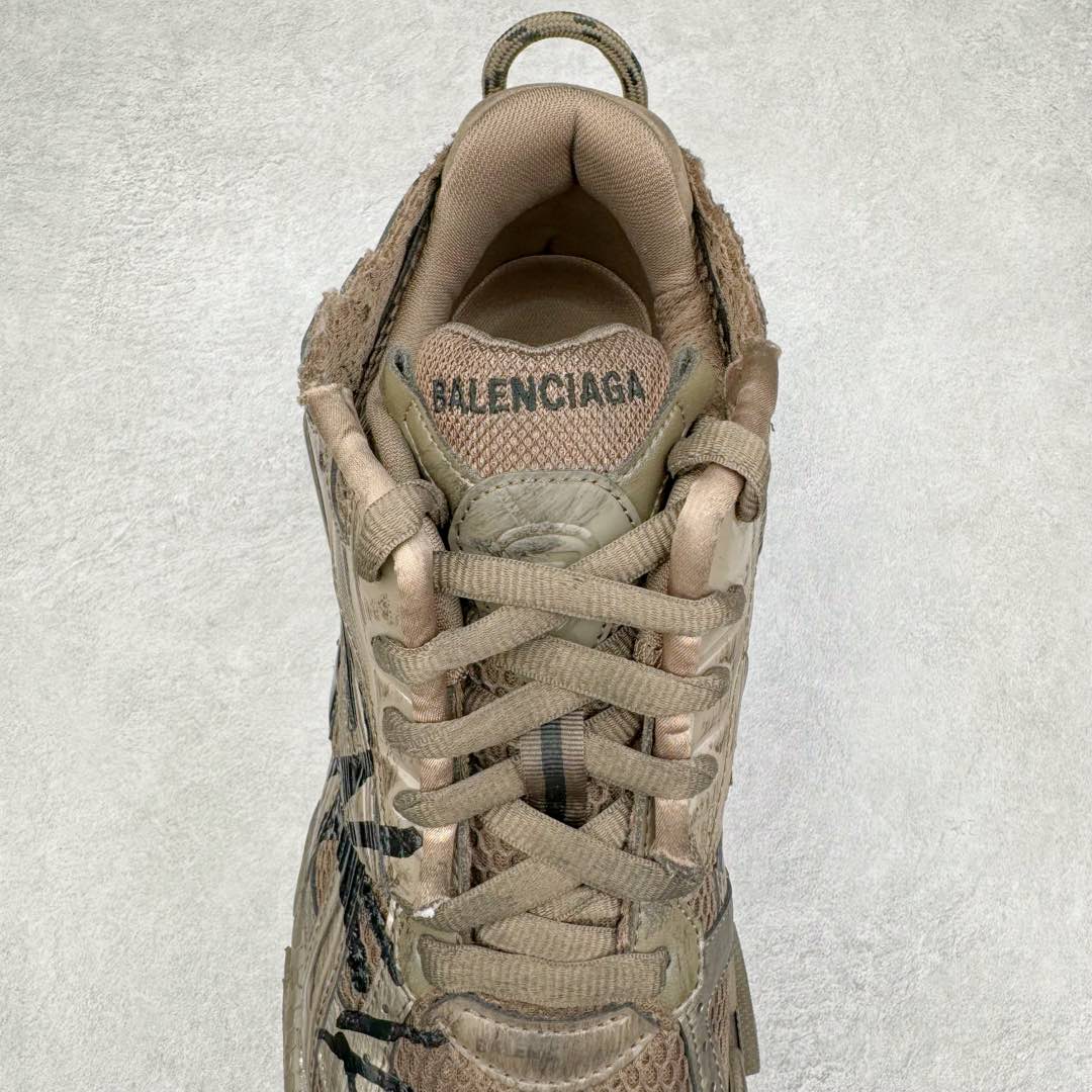 图片[5]-＃XA BALENCIAGA Runner Sneaker 巴黎世家七代慢跑系列低帮复古野跑潮流运动鞋老爹鞋 尼龙和网布材质 磨损效果 鞋头边缘印有尺码 背面浮印尺码 外侧印有跑者徽标 鞋舌刺绣 Balenciaga 品牌标识 鞋跟背面 Balenciaga品牌标识 材质采用65%聚氨酯、35%聚酯纤维 全新 Runner 鞋型轮廓借鉴于 2000 年初的复古线条 搭载大网眼面料制成鞋面基础 由粉色、白色尼龍与橡胶质地覆盖鞋面诠释线条感 当中透过几道手缝线与折损痕更是精准的掌握历经时间淬炼的破旧痕迹 延续其手法至鞋领、鞋跟、鞋带、中底等部分均饰有破损及脏污之貌 尤其是鞋领处与鞋带孔眼条更是采用不规则做旧技术将内容物泡棉随机露出 尺码：35 36 37 38 39 40 41 42 43 44 45 46-选品中心
