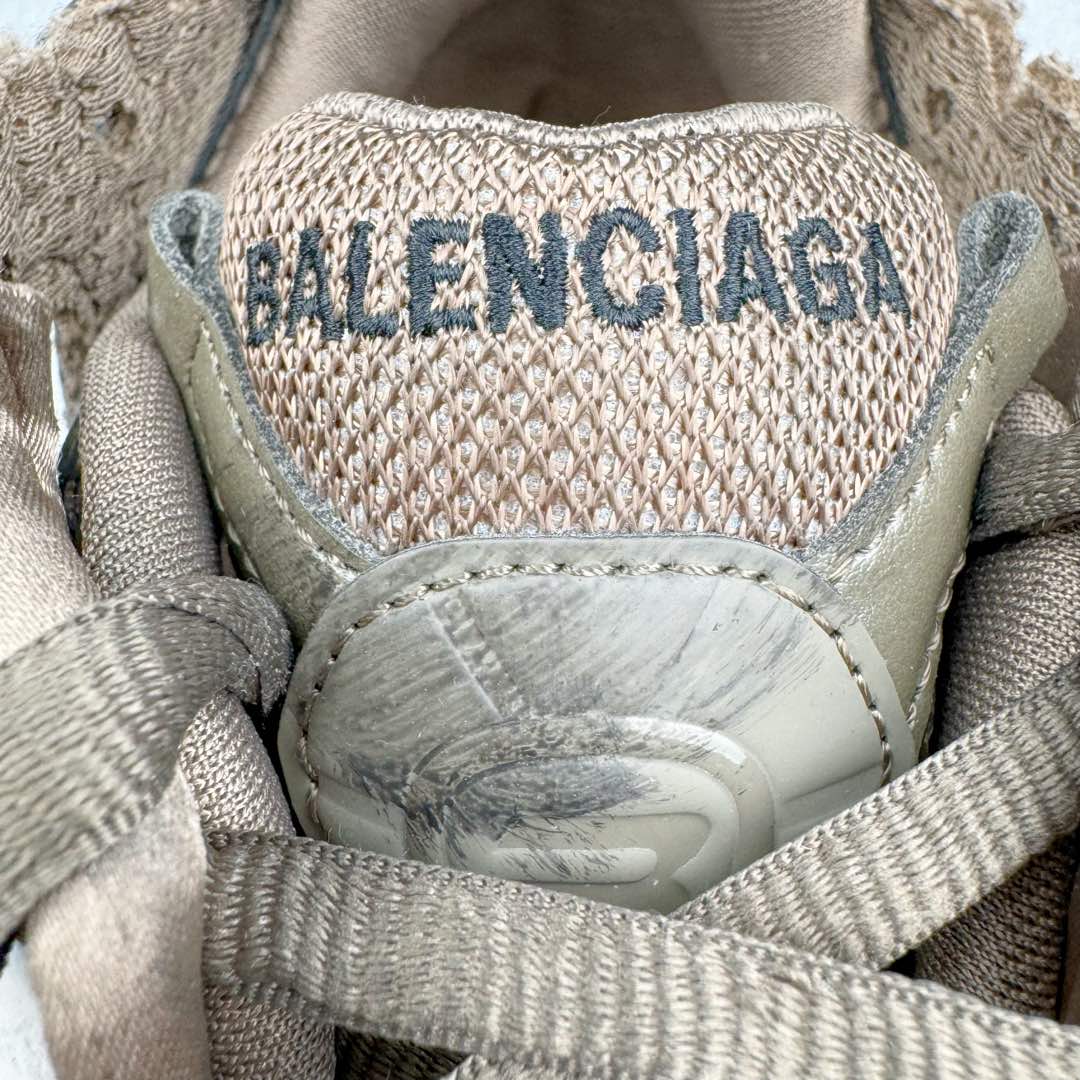 图片[16]-＃XA BALENCIAGA Runner Sneaker 巴黎世家七代慢跑系列低帮复古野跑潮流运动鞋老爹鞋 尼龙和网布材质 磨损效果 鞋头边缘印有尺码 背面浮印尺码 外侧印有跑者徽标 鞋舌刺绣 Balenciaga 品牌标识 鞋跟背面 Balenciaga品牌标识 材质采用65%聚氨酯、35%聚酯纤维 全新 Runner 鞋型轮廓借鉴于 2000 年初的复古线条 搭载大网眼面料制成鞋面基础 由粉色、白色尼龍与橡胶质地覆盖鞋面诠释线条感 当中透过几道手缝线与折损痕更是精准的掌握历经时间淬炼的破旧痕迹 延续其手法至鞋领、鞋跟、鞋带、中底等部分均饰有破损及脏污之貌 尤其是鞋领处与鞋带孔眼条更是采用不规则做旧技术将内容物泡棉随机露出 尺码：35 36 37 38 39 40 41 42 43 44 45 46-选品中心