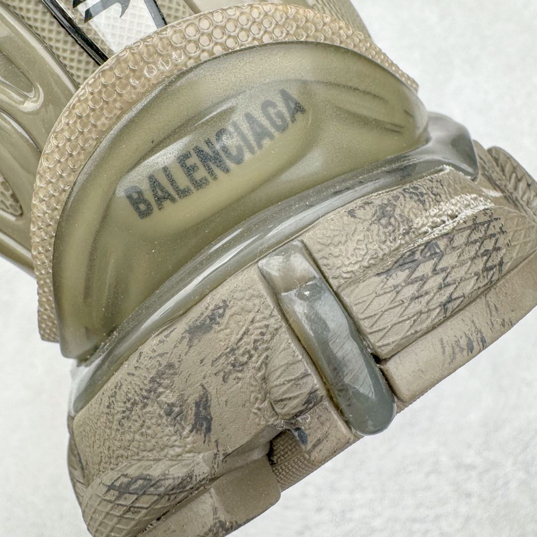 图片[13]-＃XA BALENCIAGA Runner Sneaker 巴黎世家七代慢跑系列低帮复古野跑潮流运动鞋老爹鞋 尼龙和网布材质 磨损效果 鞋头边缘印有尺码 背面浮印尺码 外侧印有跑者徽标 鞋舌刺绣 Balenciaga 品牌标识 鞋跟背面 Balenciaga品牌标识 材质采用65%聚氨酯、35%聚酯纤维 全新 Runner 鞋型轮廓借鉴于 2000 年初的复古线条 搭载大网眼面料制成鞋面基础 由粉色、白色尼龍与橡胶质地覆盖鞋面诠释线条感 当中透过几道手缝线与折损痕更是精准的掌握历经时间淬炼的破旧痕迹 延续其手法至鞋领、鞋跟、鞋带、中底等部分均饰有破损及脏污之貌 尤其是鞋领处与鞋带孔眼条更是采用不规则做旧技术将内容物泡棉随机露出 尺码：35 36 37 38 39 40 41 42 43 44 45 46-选品中心