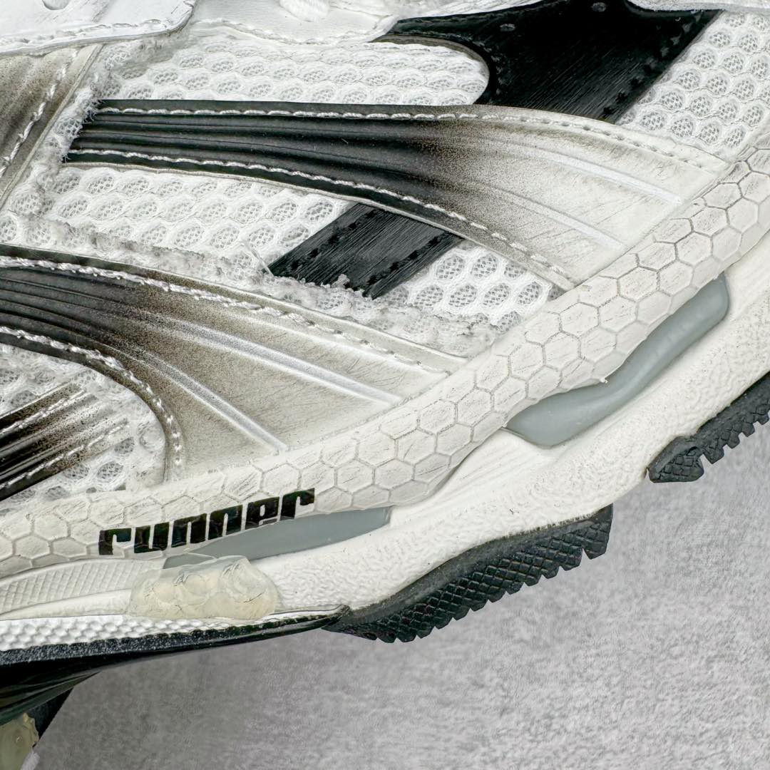图片[21]-＃XA BALENCIAGA Runner Sneaker 巴黎世家七代慢跑系列低帮复古野跑潮流运动鞋老爹鞋 尼龙和网布材质 磨损效果 鞋头边缘印有尺码 背面浮印尺码 外侧印有跑者徽标 鞋舌刺绣 Balenciaga 品牌标识 鞋跟背面 Balenciaga品牌标识 材质采用65%聚氨酯、35%聚酯纤维 全新 Runner 鞋型轮廓借鉴于 2000 年初的复古线条 搭载大网眼面料制成鞋面基础 由粉色、白色尼龍与橡胶质地覆盖鞋面诠释线条感 当中透过几道手缝线与折损痕更是精准的掌握历经时间淬炼的破旧痕迹 延续其手法至鞋领、鞋跟、鞋带、中底等部分均饰有破损及脏污之貌 尤其是鞋领处与鞋带孔眼条更是采用不规则做旧技术将内容物泡棉随机露出 尺码：35 36 37 38 39 40 41 42 43 44 45 46-选品中心