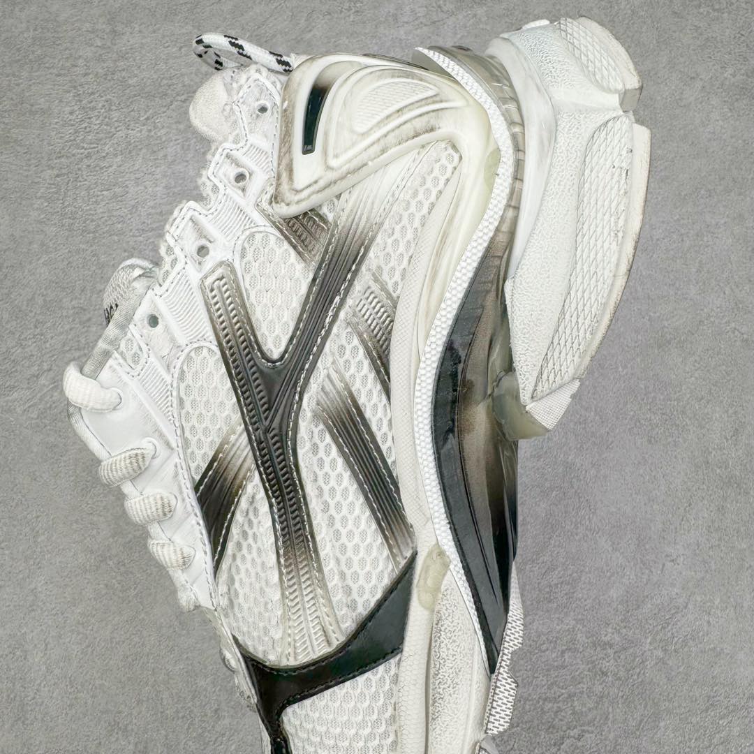 图片[7]-＃XA BALENCIAGA Runner Sneaker 巴黎世家七代慢跑系列低帮复古野跑潮流运动鞋老爹鞋 尼龙和网布材质 磨损效果 鞋头边缘印有尺码 背面浮印尺码 外侧印有跑者徽标 鞋舌刺绣 Balenciaga 品牌标识 鞋跟背面 Balenciaga品牌标识 材质采用65%聚氨酯、35%聚酯纤维 全新 Runner 鞋型轮廓借鉴于 2000 年初的复古线条 搭载大网眼面料制成鞋面基础 由粉色、白色尼龍与橡胶质地覆盖鞋面诠释线条感 当中透过几道手缝线与折损痕更是精准的掌握历经时间淬炼的破旧痕迹 延续其手法至鞋领、鞋跟、鞋带、中底等部分均饰有破损及脏污之貌 尤其是鞋领处与鞋带孔眼条更是采用不规则做旧技术将内容物泡棉随机露出 尺码：35 36 37 38 39 40 41 42 43 44 45 46-选品中心