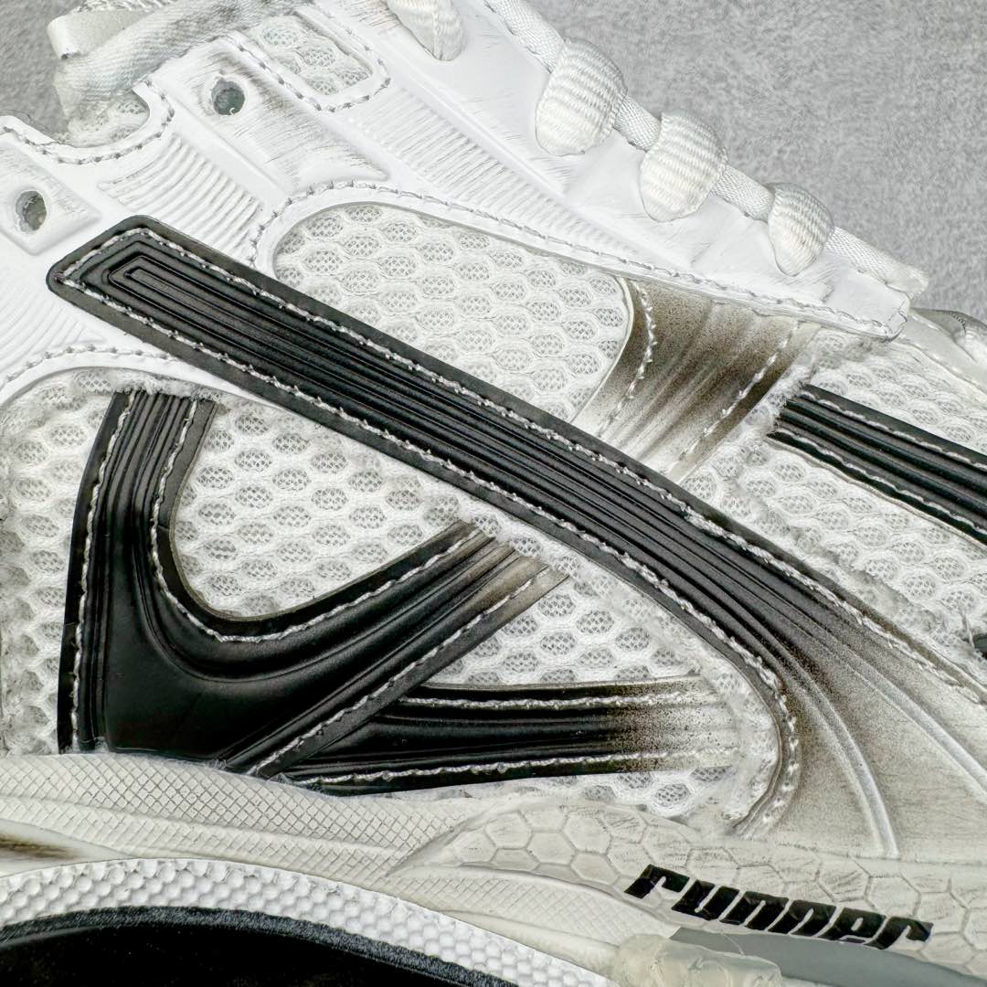 图片[20]-＃XA BALENCIAGA Runner Sneaker 巴黎世家七代慢跑系列低帮复古野跑潮流运动鞋老爹鞋 尼龙和网布材质 磨损效果 鞋头边缘印有尺码 背面浮印尺码 外侧印有跑者徽标 鞋舌刺绣 Balenciaga 品牌标识 鞋跟背面 Balenciaga品牌标识 材质采用65%聚氨酯、35%聚酯纤维 全新 Runner 鞋型轮廓借鉴于 2000 年初的复古线条 搭载大网眼面料制成鞋面基础 由粉色、白色尼龍与橡胶质地覆盖鞋面诠释线条感 当中透过几道手缝线与折损痕更是精准的掌握历经时间淬炼的破旧痕迹 延续其手法至鞋领、鞋跟、鞋带、中底等部分均饰有破损及脏污之貌 尤其是鞋领处与鞋带孔眼条更是采用不规则做旧技术将内容物泡棉随机露出 尺码：35 36 37 38 39 40 41 42 43 44 45 46-选品中心