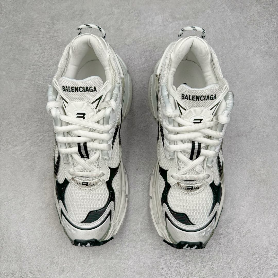 图片[2]-＃XA BALENCIAGA Runner Sneaker 巴黎世家七代慢跑系列低帮复古野跑潮流运动鞋老爹鞋 尼龙和网布材质 磨损效果 鞋头边缘印有尺码 背面浮印尺码 外侧印有跑者徽标 鞋舌刺绣 Balenciaga 品牌标识 鞋跟背面 Balenciaga品牌标识 材质采用65%聚氨酯、35%聚酯纤维 全新 Runner 鞋型轮廓借鉴于 2000 年初的复古线条 搭载大网眼面料制成鞋面基础 由粉色、白色尼龍与橡胶质地覆盖鞋面诠释线条感 当中透过几道手缝线与折损痕更是精准的掌握历经时间淬炼的破旧痕迹 延续其手法至鞋领、鞋跟、鞋带、中底等部分均饰有破损及脏污之貌 尤其是鞋领处与鞋带孔眼条更是采用不规则做旧技术将内容物泡棉随机露出 尺码：35 36 37 38 39 40 41 42 43 44 45 46-选品中心