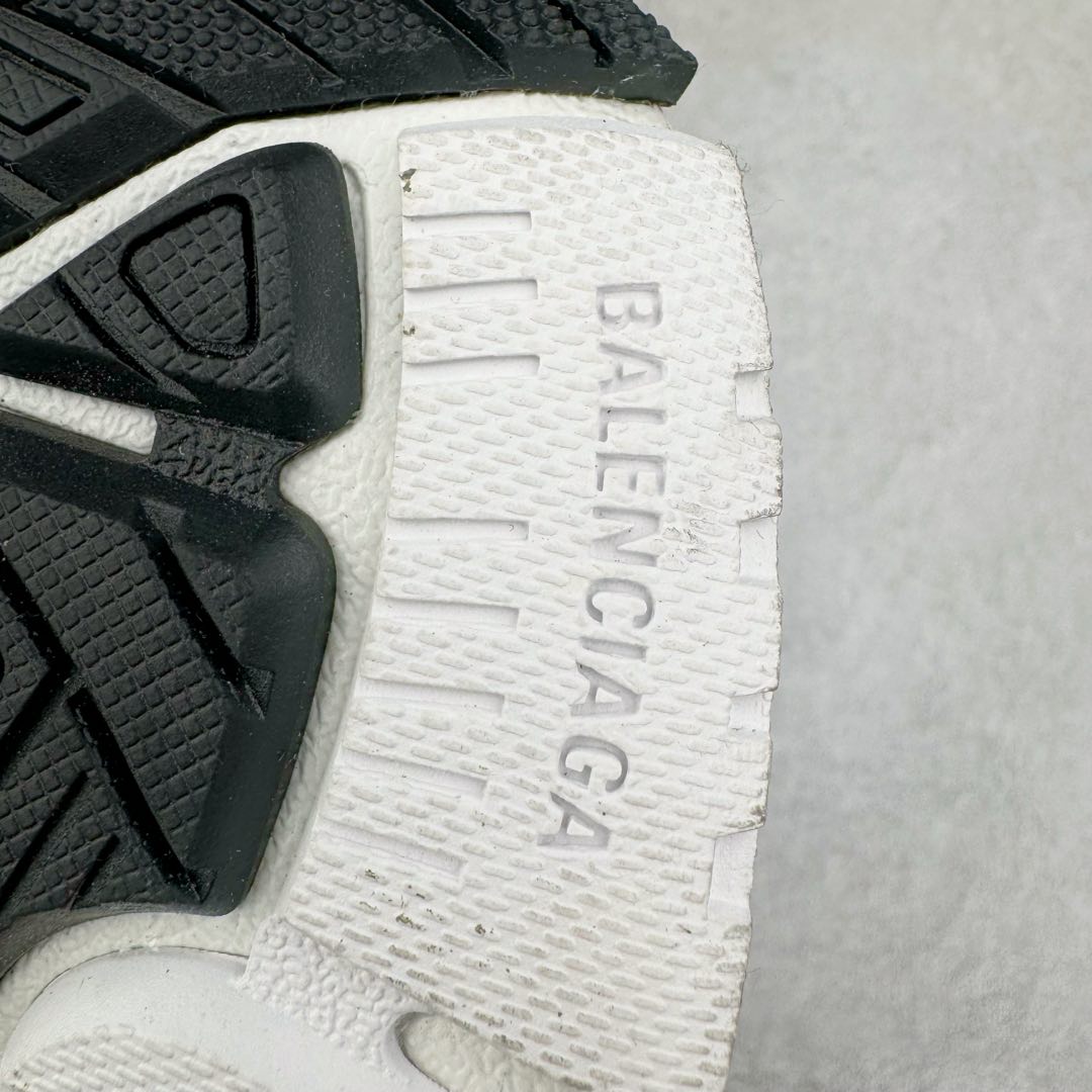 图片[22]-＃XA BALENCIAGA Runner Sneaker 巴黎世家七代慢跑系列低帮复古野跑潮流运动鞋老爹鞋 尼龙和网布材质 磨损效果 鞋头边缘印有尺码 背面浮印尺码 外侧印有跑者徽标 鞋舌刺绣 Balenciaga 品牌标识 鞋跟背面 Balenciaga品牌标识 材质采用65%聚氨酯、35%聚酯纤维 全新 Runner 鞋型轮廓借鉴于 2000 年初的复古线条 搭载大网眼面料制成鞋面基础 由粉色、白色尼龍与橡胶质地覆盖鞋面诠释线条感 当中透过几道手缝线与折损痕更是精准的掌握历经时间淬炼的破旧痕迹 延续其手法至鞋领、鞋跟、鞋带、中底等部分均饰有破损及脏污之貌 尤其是鞋领处与鞋带孔眼条更是采用不规则做旧技术将内容物泡棉随机露出 尺码：35 36 37 38 39 40 41 42 43 44 45 46-选品中心