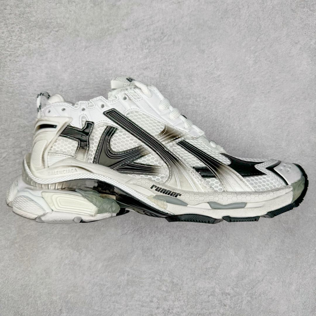 ＃XA BALENCIAGA Runner Sneaker 巴黎世家七代慢跑系列低帮复古野跑潮流运动鞋老爹鞋 尼龙和网布材质 磨损效果 鞋头边缘印有尺码 背面浮印尺码 外侧印有跑者徽标 鞋舌刺绣 Balenciaga 品牌标识 鞋跟背面 Balenciaga品牌标识 材质采用65%聚氨酯、35%聚酯纤维 全新 Runner 鞋型轮廓借鉴于 2000 年初的复古线条 搭载大网眼面料制成鞋面基础 由粉色、白色尼龍与橡胶质地覆盖鞋面诠释线条感 当中透过几道手缝线与折损痕更是精准的掌握历经时间淬炼的破旧痕迹 延续其手法至鞋领、鞋跟、鞋带、中底等部分均饰有破损及脏污之貌 尤其是鞋领处与鞋带孔眼条更是采用不规则做旧技术将内容物泡棉随机露出 尺码：35 36 37 38 39 40 41 42 43 44 45 46-选品中心